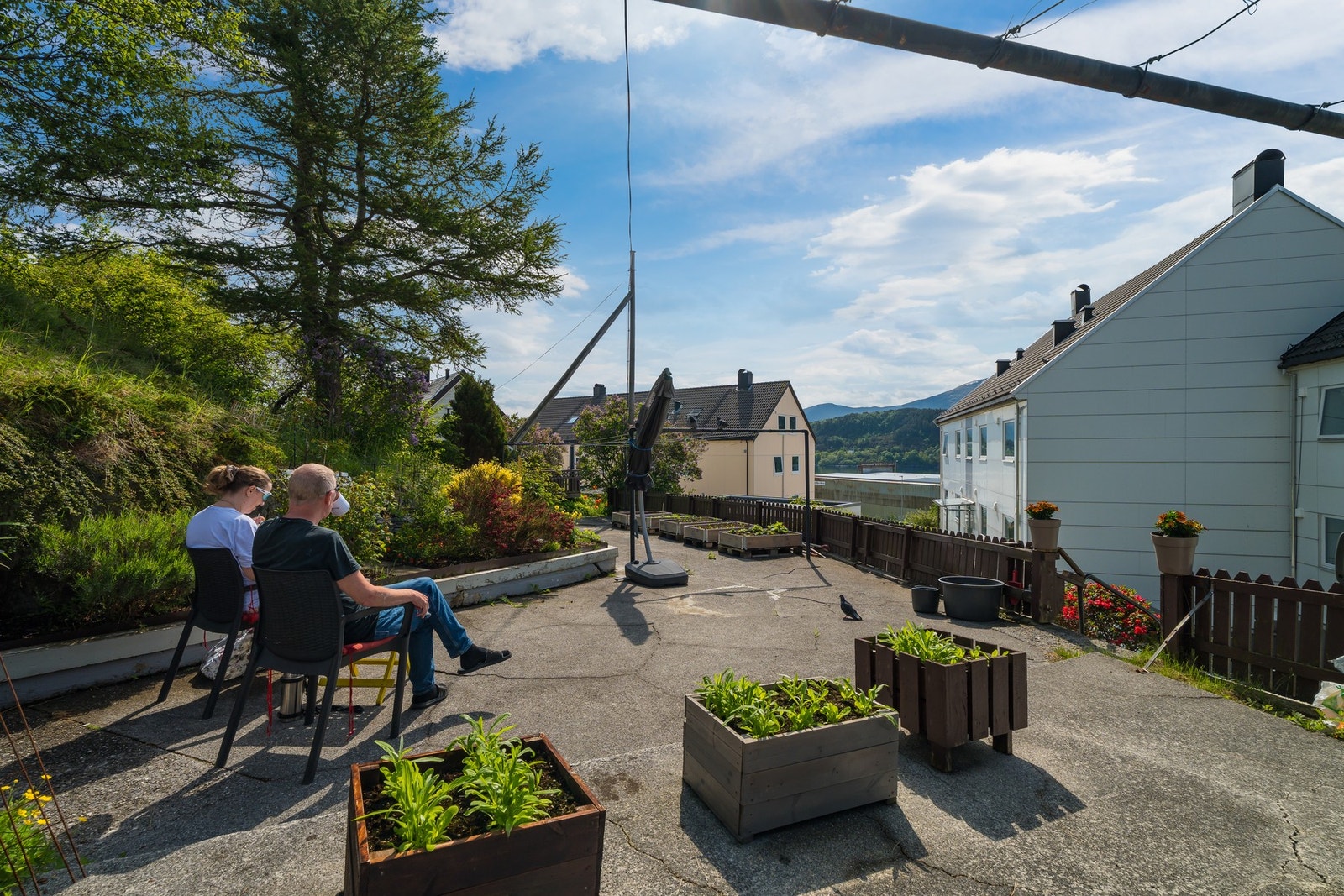 Borettslagets fellesområde er opparbeidet med solplasser, utemøblement, hekk og gressplen. Galleribilde