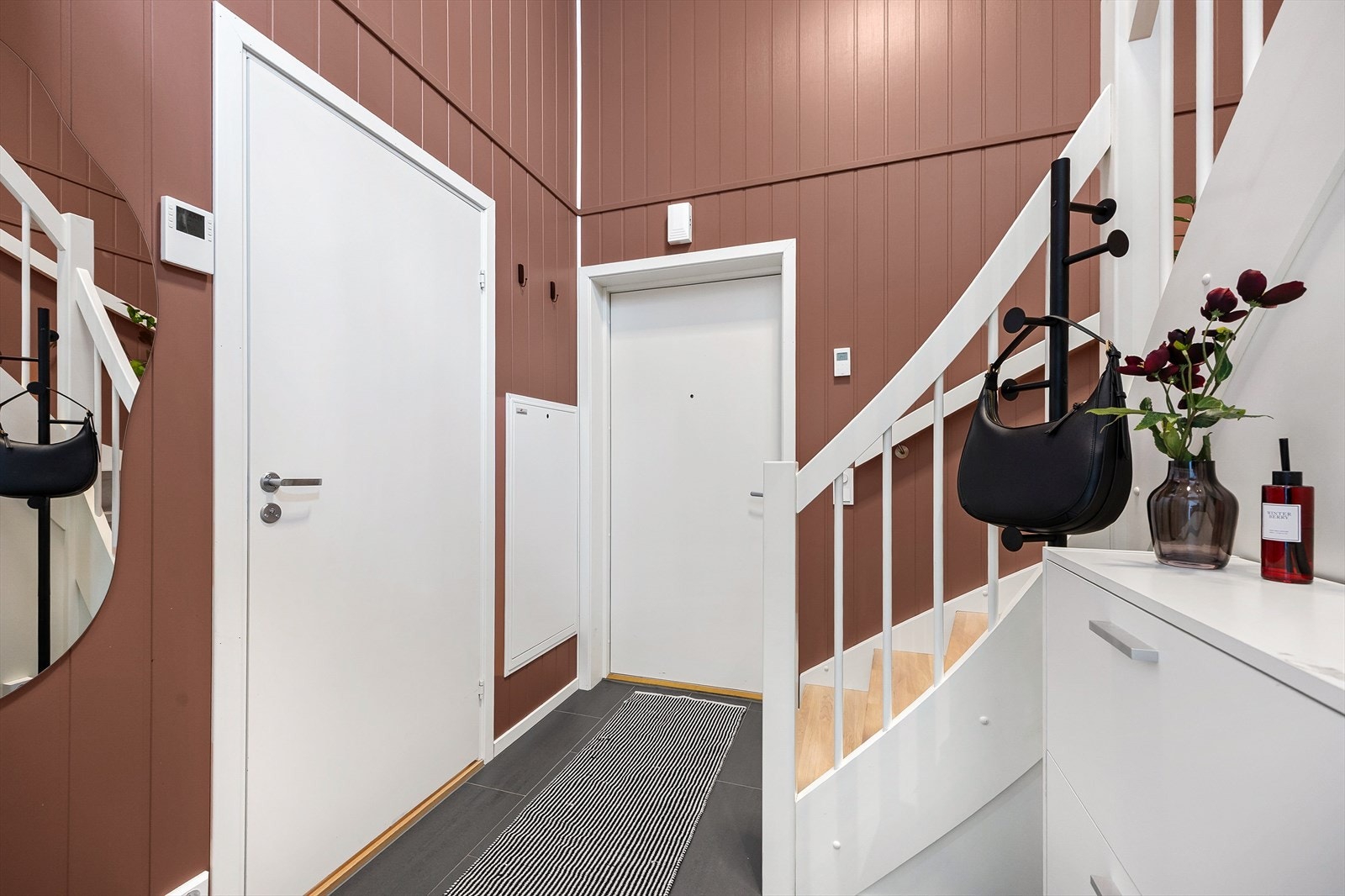 Hyggelig gang med videre adkomst til hems med loftstue og bod/kontor. Galleribilde