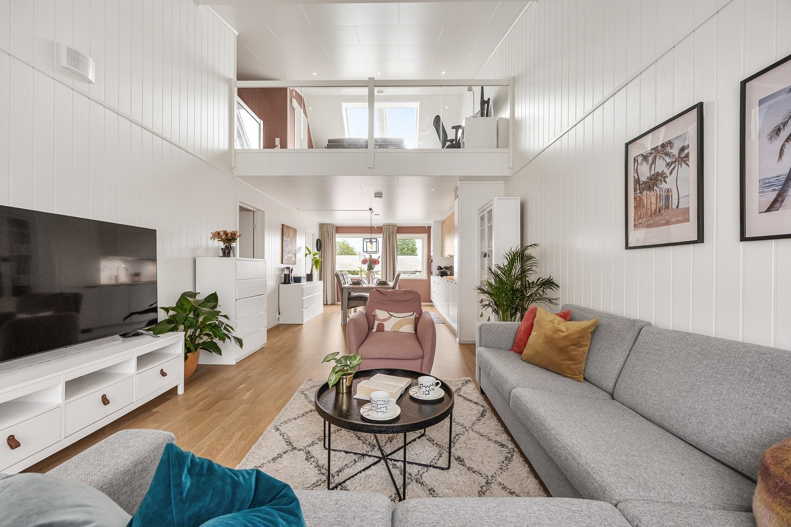 Stue og mesanin med loftstue. Galleribilde