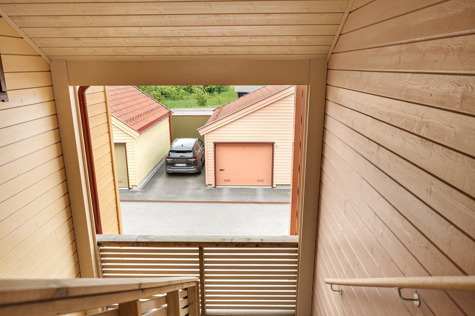 Det er garasjeplass rett overfor inngangen til leiligheten. Galleribilde