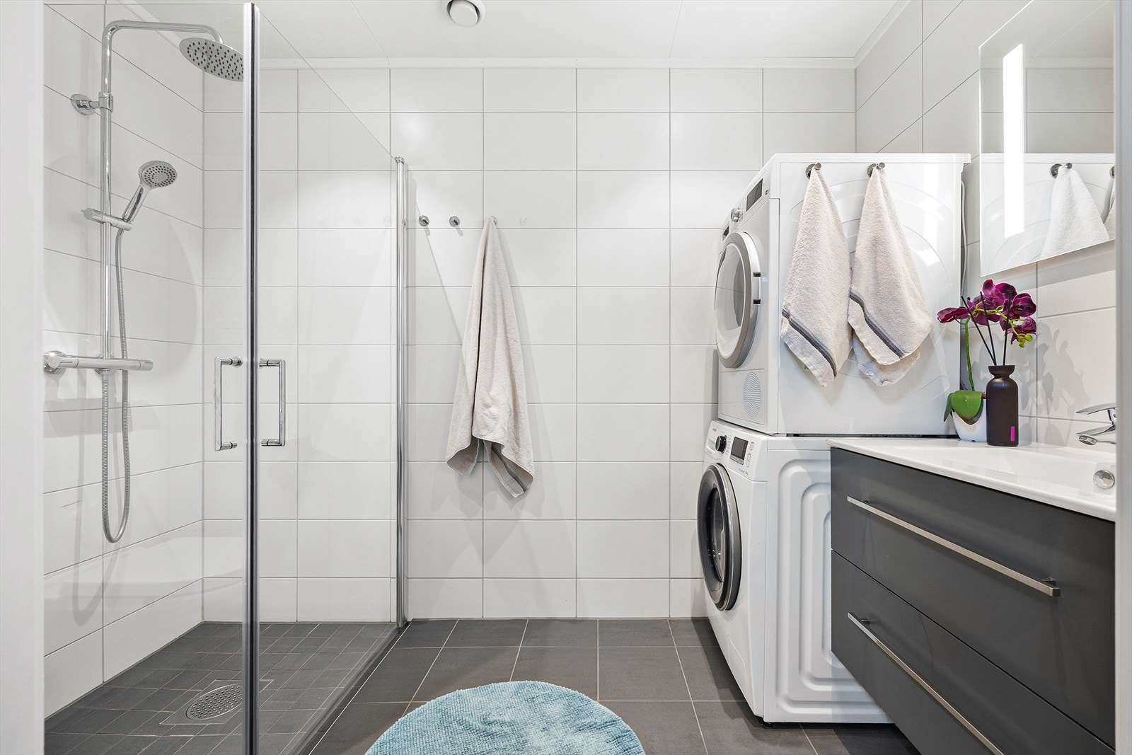 Delikat flislagt bad med gulvvarme, samt downlights i himling. Galleribilde