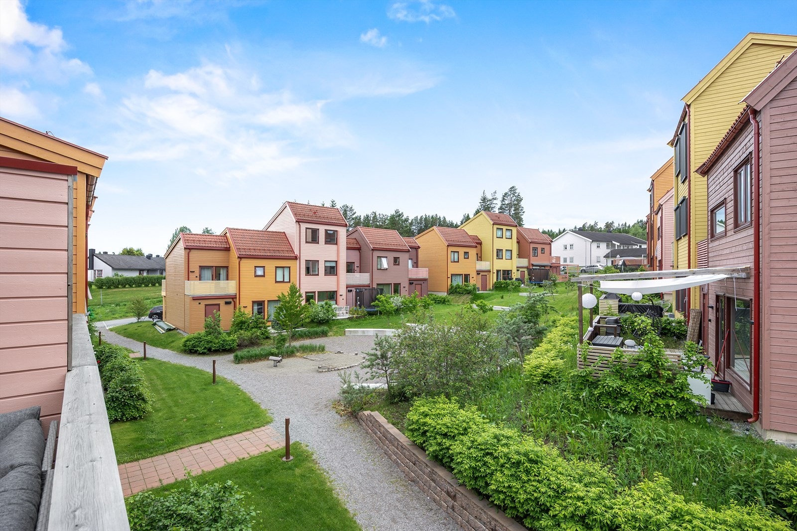 Utsikt over det koselige nabolaget fra balkongen. Galleribilde