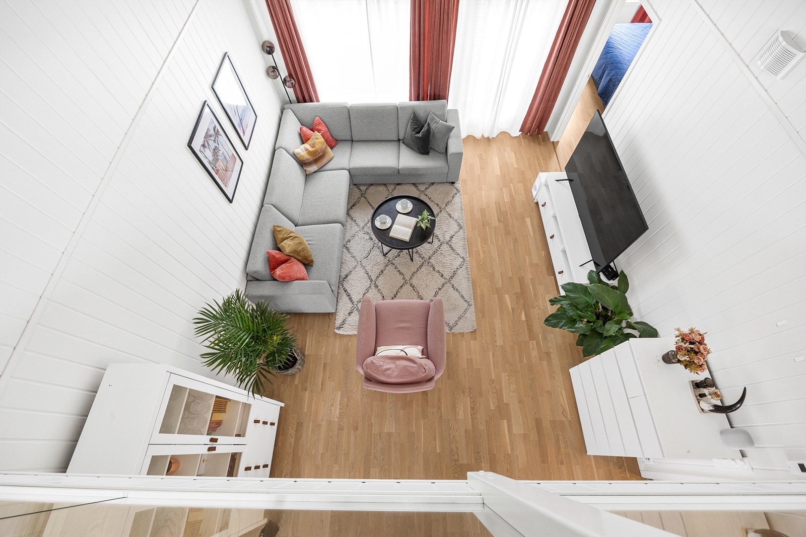 Oversiktsbilde av stue fra loftstue. Galleribilde