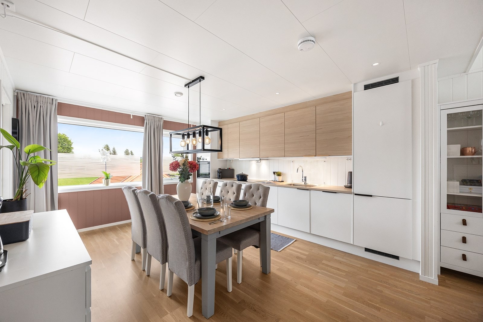 Moderne og stilrent kjøkken langs en vegg. Galleribilde