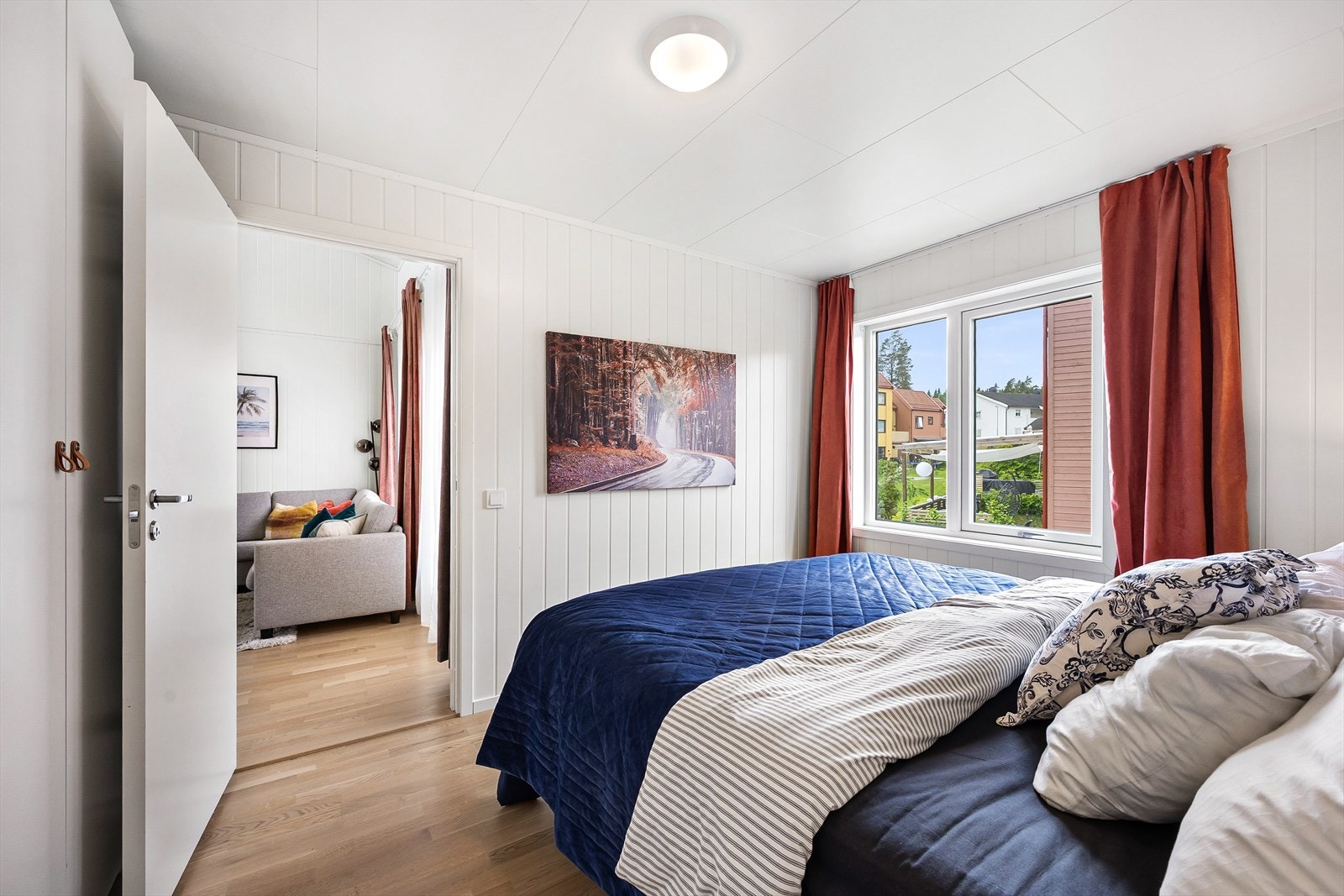 Soverom med garderobeskap. Galleribilde