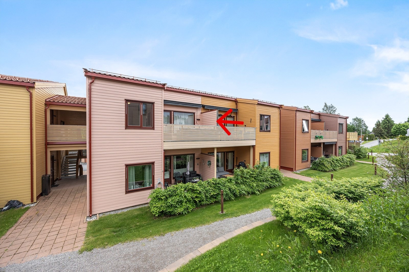Boligen har en god beliggenhet på Råholt i Eidsvoll kommune, og er i et nyere og veletablert boligområde. Galleribilde
