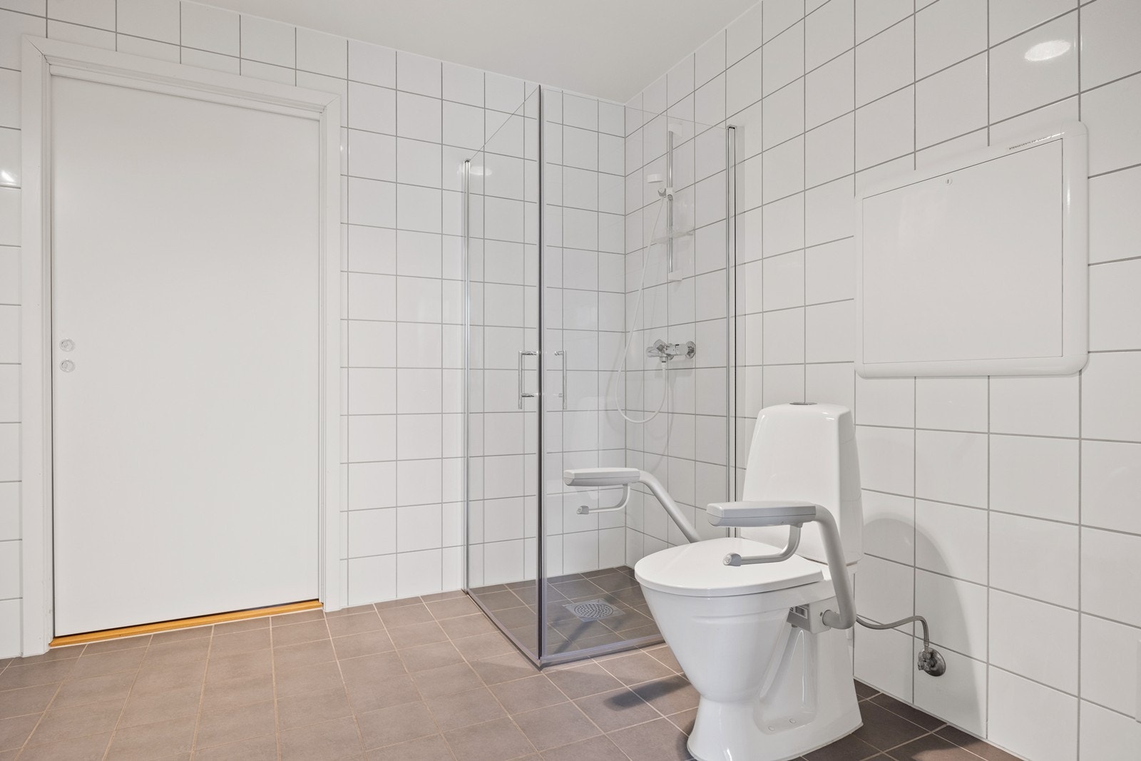 Det er inngang til badet fra gangen og soverommet. Galleribilde