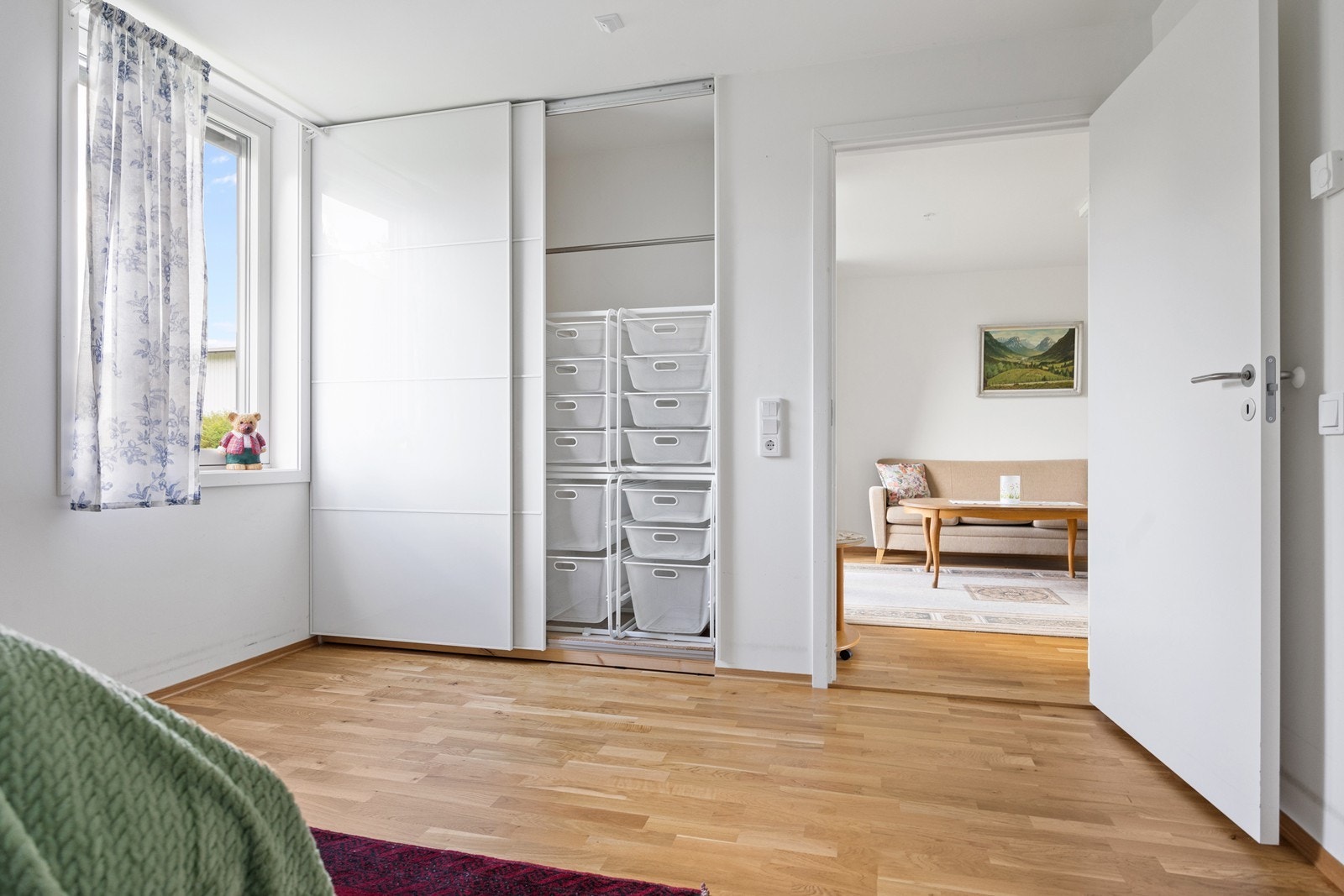 Inngang til soverommet fra stua og badet. Galleribilde