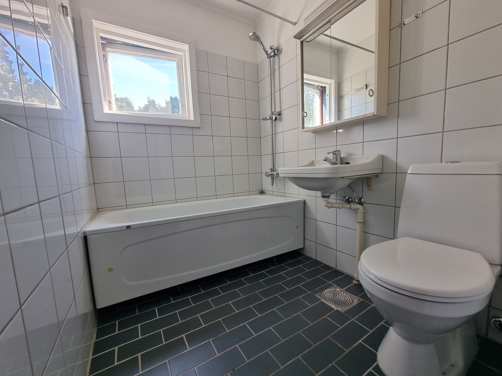 Flislagt barom med badekar. Galleribilde