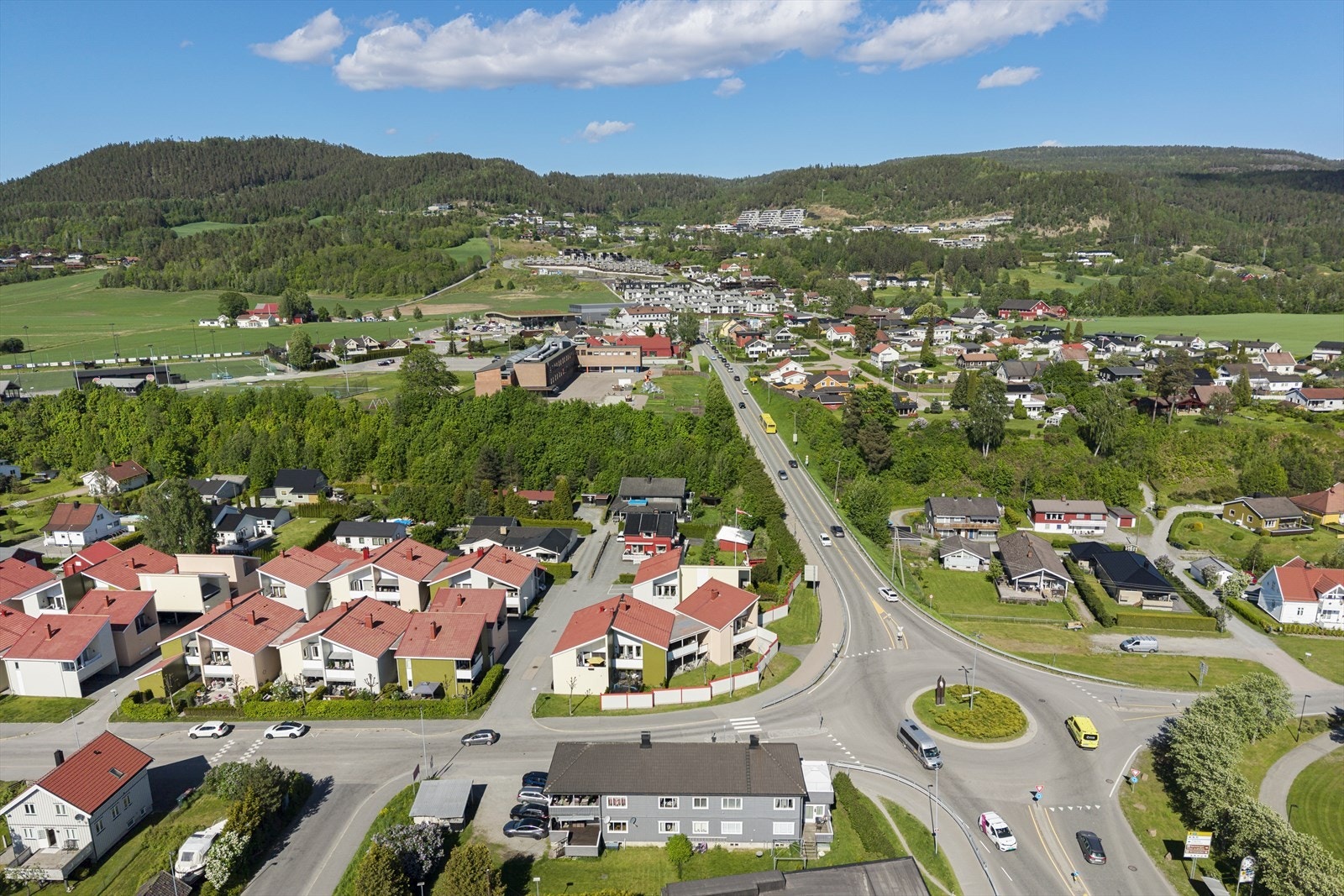 Leiligheten ligger sentralt i Hokksund, med kort vei til skoler, barnehager og servicetilbud. Galleribilde