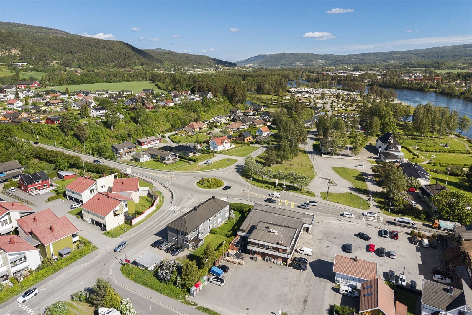 Fra eiendommen er det kun ett minutts gange til Coop Prix og bussholdeplassen ved Hokksund hotellet. Galleribilde