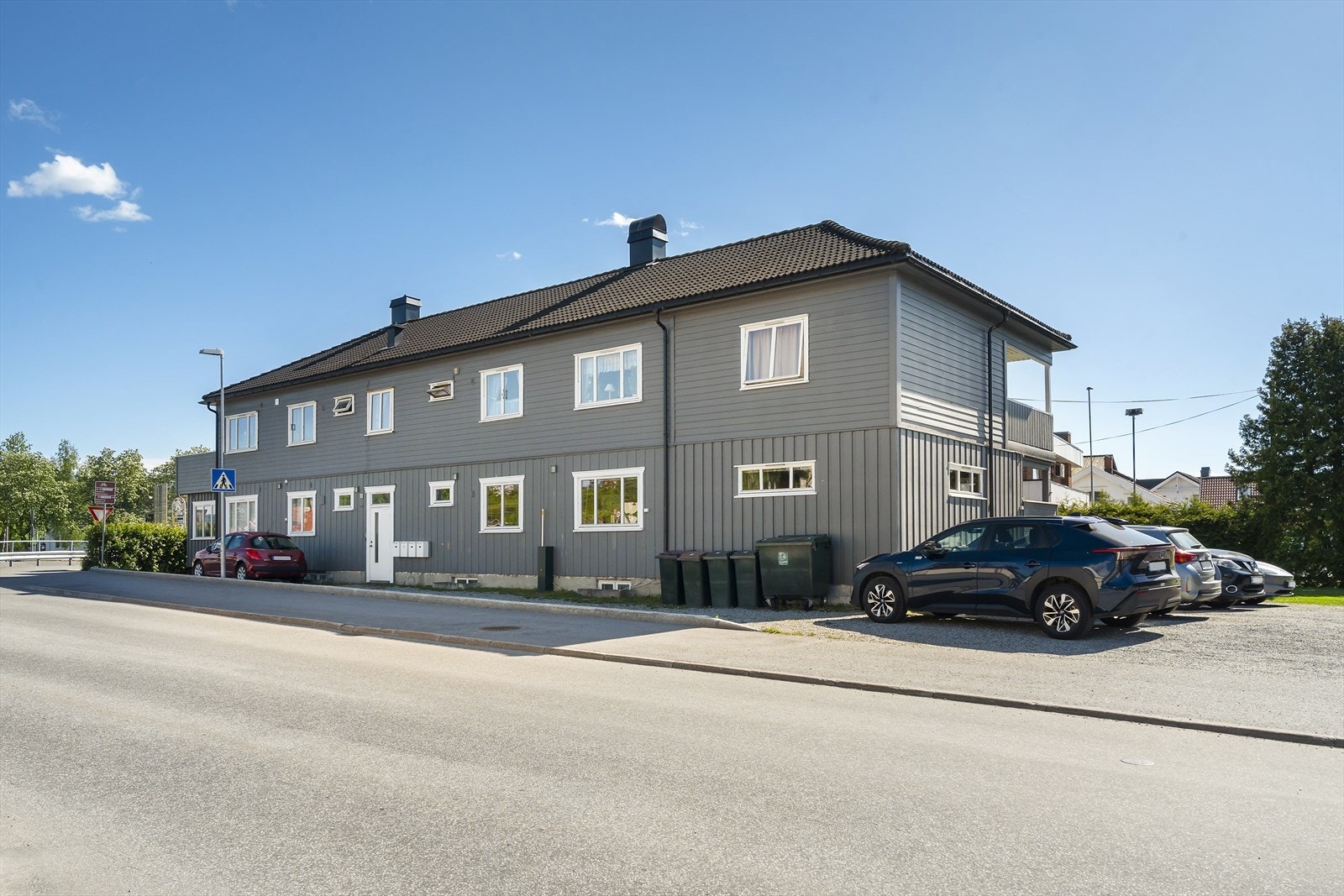 Bygningen har fasade med liggende bordkledning og tak tekket med betongtakstein. Galleribilde