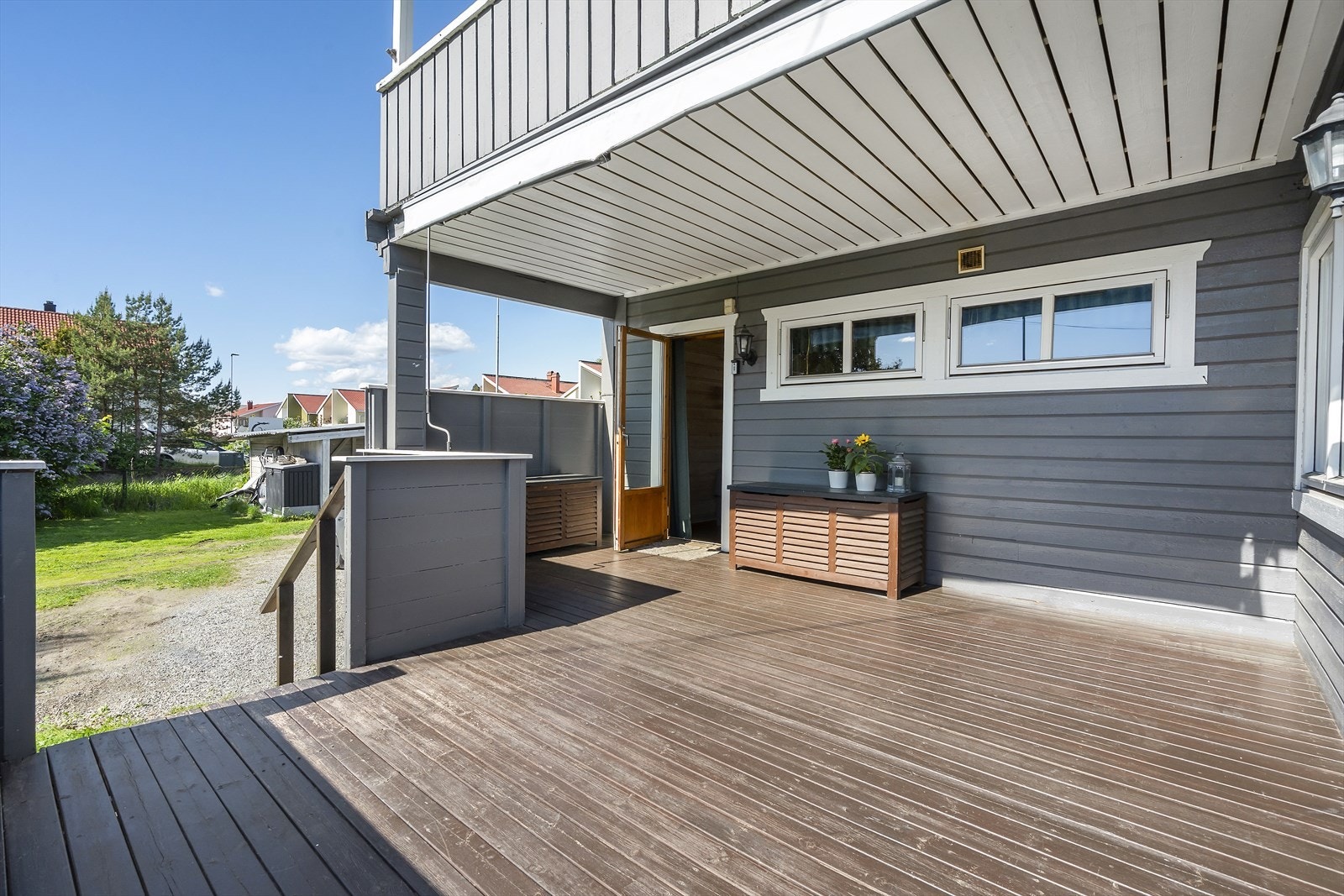 Terrassen er bygget i tre og har direkte nedgang til hagen. Galleribilde