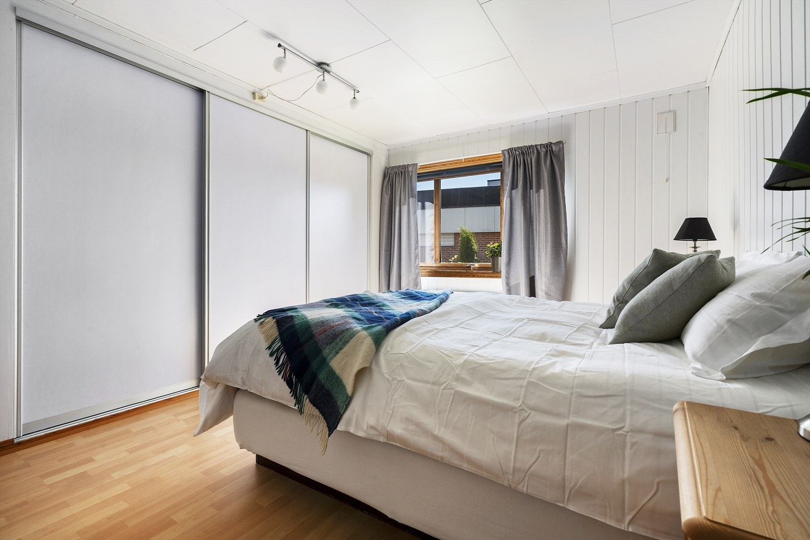 Rommet er utstyrt med en praktisk skyvedørsgarderobe, med masse plass for oppbevaring. Galleribilde