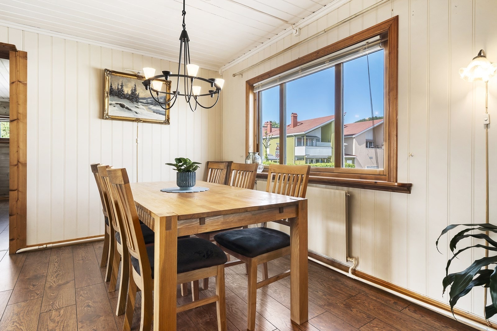 Stuen har plass til et stort spisebord for familie og venner. Galleribilde