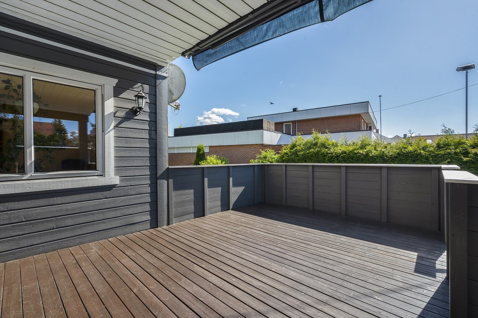 Terrassen er utstyrt med markise, som gir god skjerming for solen. Galleribilde