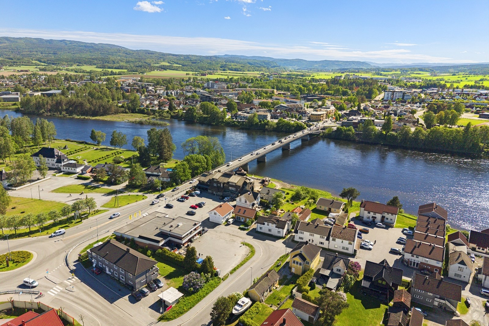 Hokksund stasjon ligger innen gangavstand, med togforbindelser mot Drammen og Oslo. Galleribilde