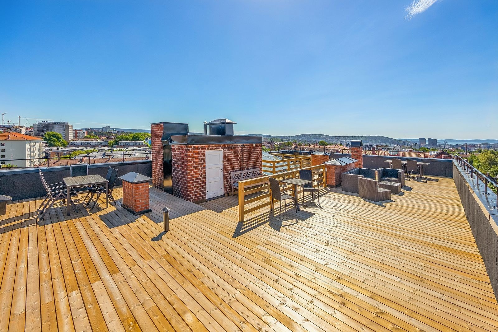 Felles takterrase med sittegrupper, gode solforhold og panoramautsikt. Galleribilde