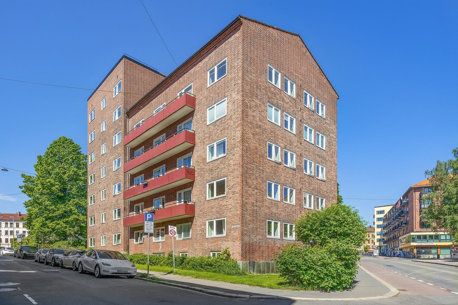 Det finnes 17 biloppstillingsplasser i bakgård, hvorav 10 har elbil-lader. Galleribilde