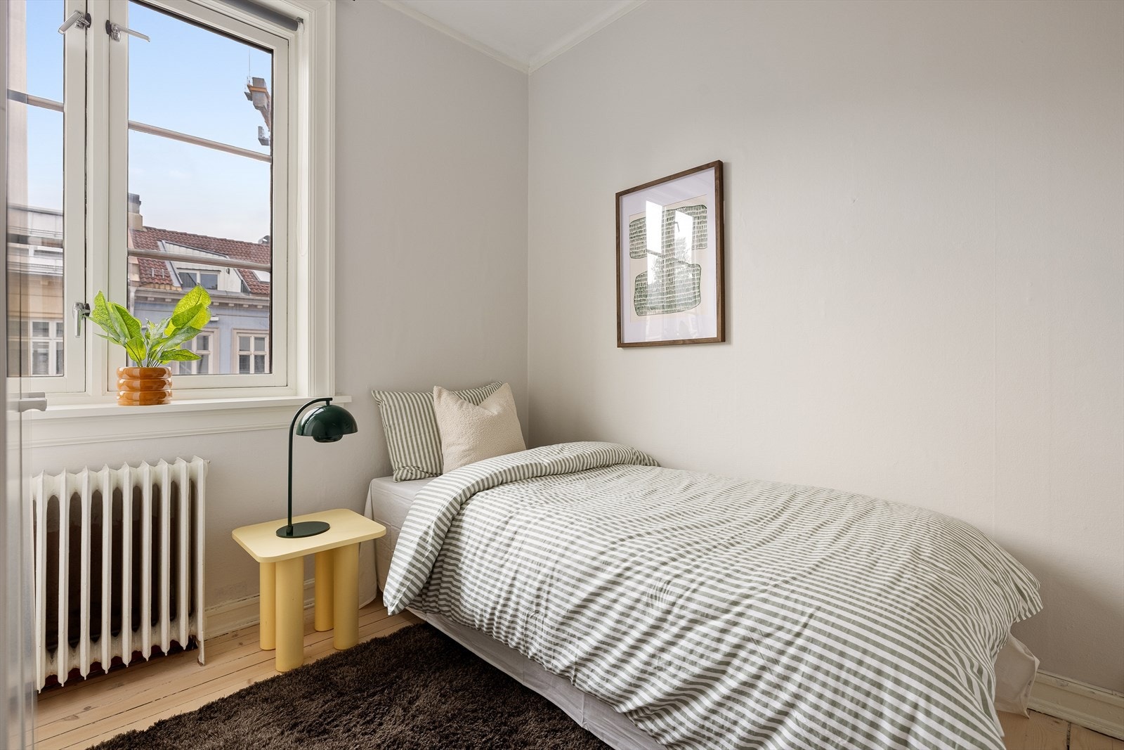 Innbydende og hyggelig soverom med plass til en romslig seng og nattbord. Galleribilde