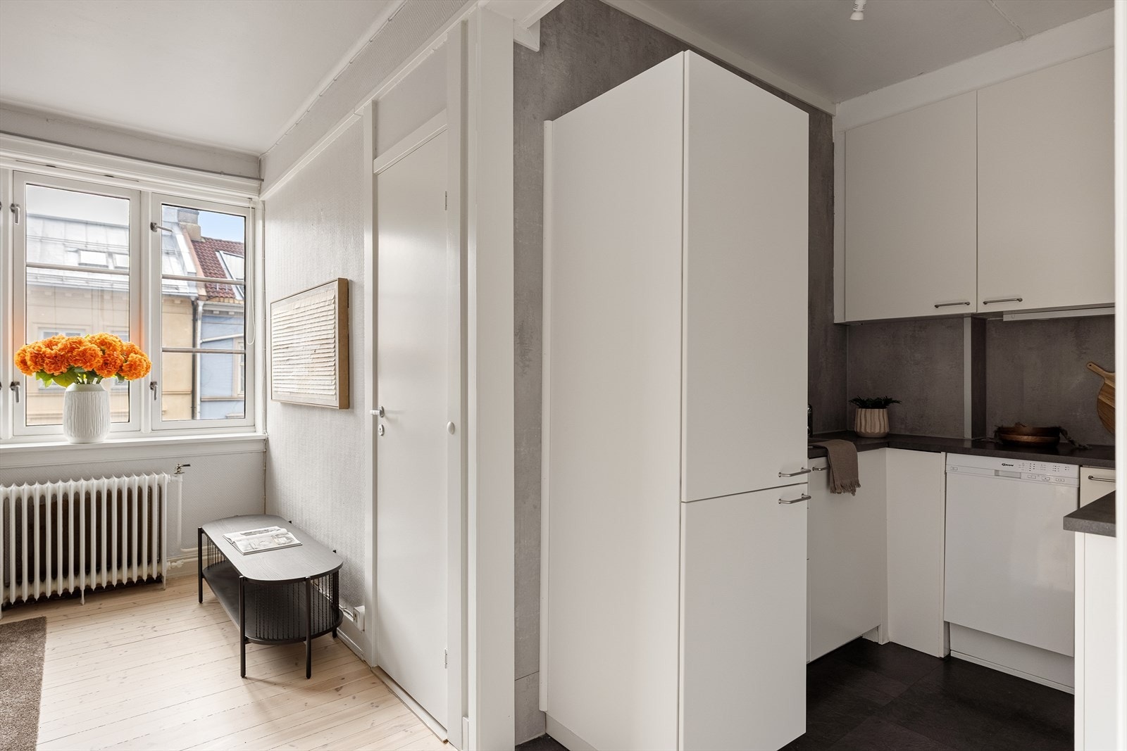 Kjøkkenet er utstyrt med integrerte hvitevarer som stekeovn, platetopp og kombinasjons kjøle-/fryseskap, samt frittstående oppvaskmaskin. Galleribilde