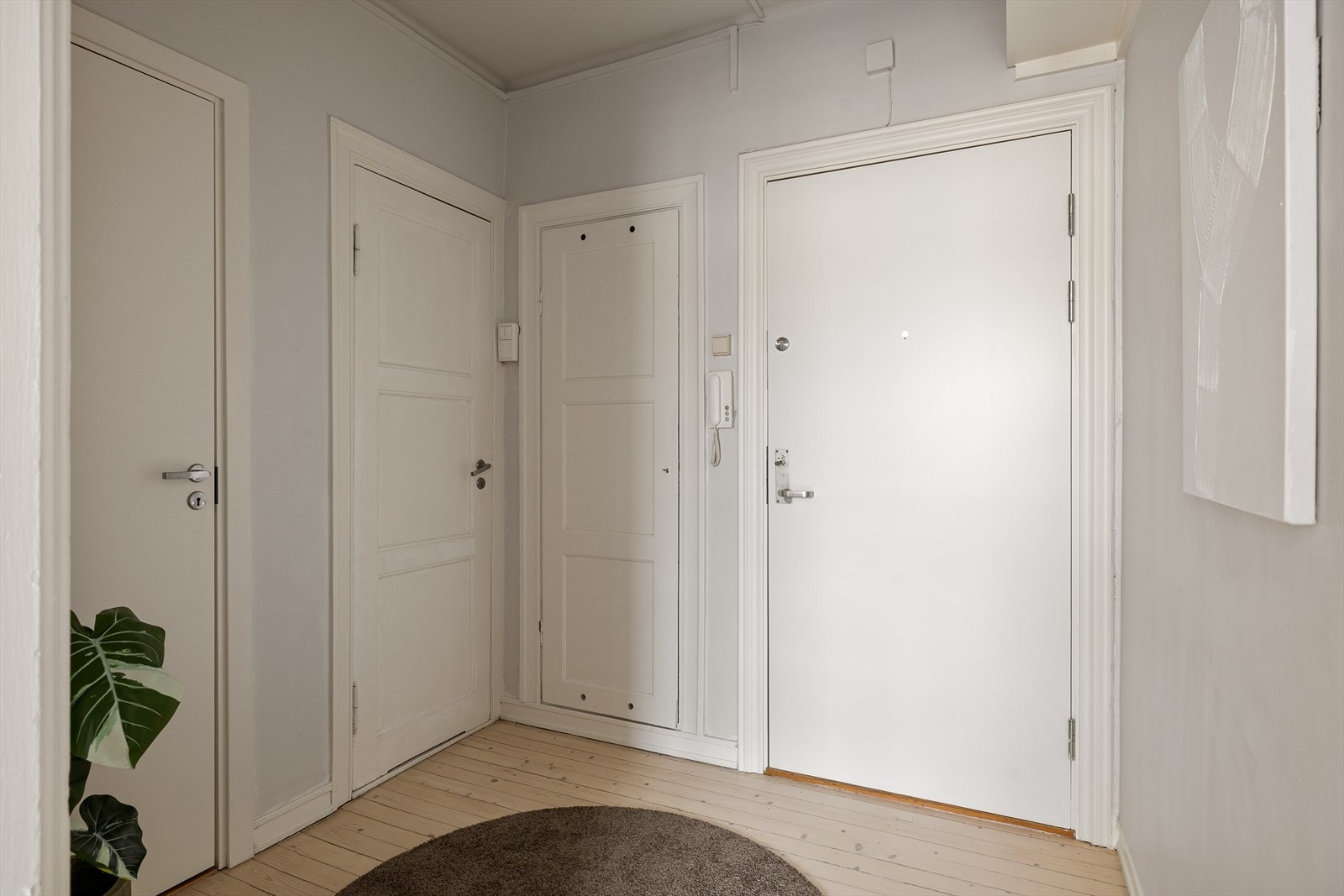 Entréen gir et lyst og innbydende førsteinntrykk med lyse overflater og gode oppbevaringsmuligheter. Galleribilde