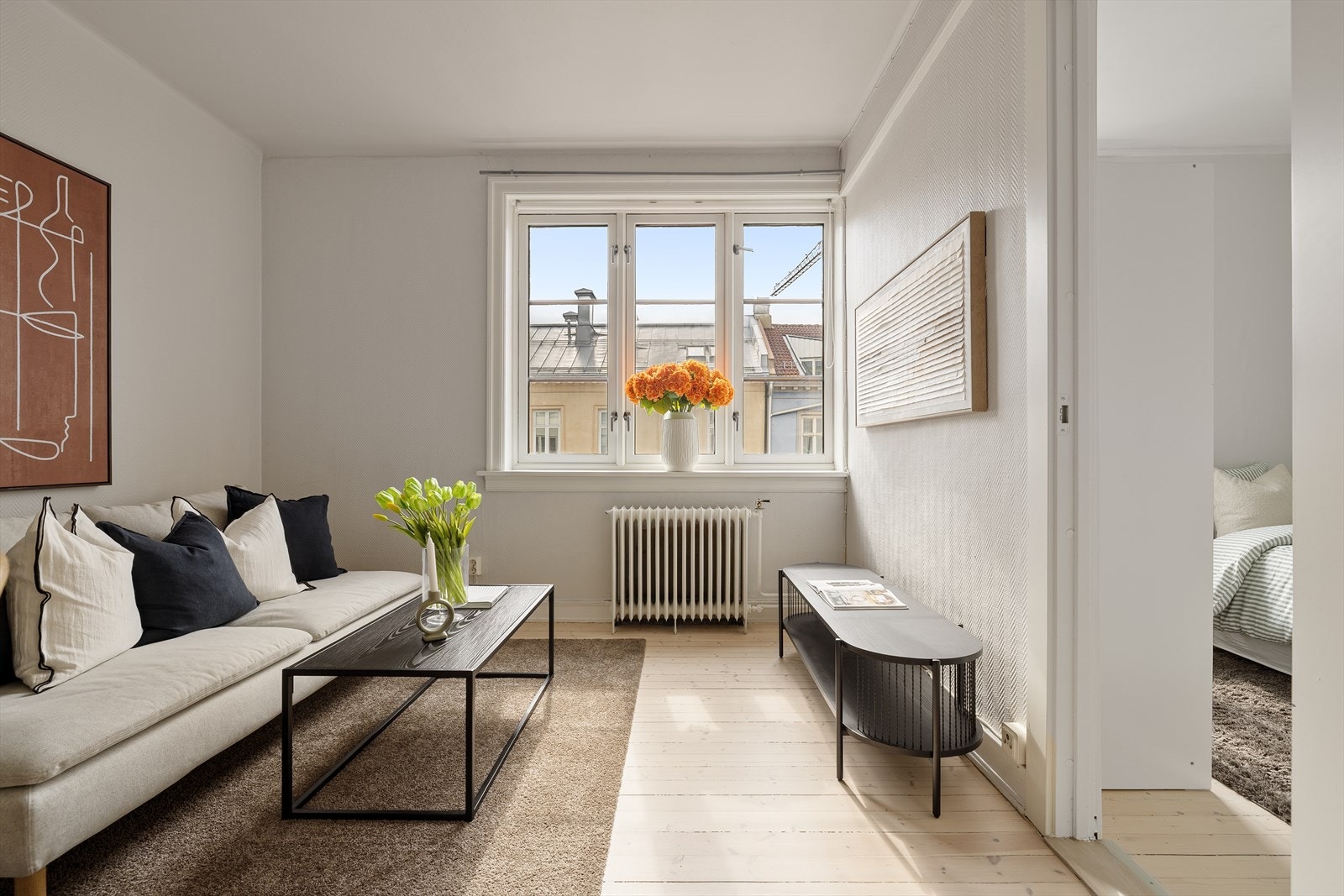 De store vindusflatene slipper inn rikelig med naturlig lys. Galleribilde