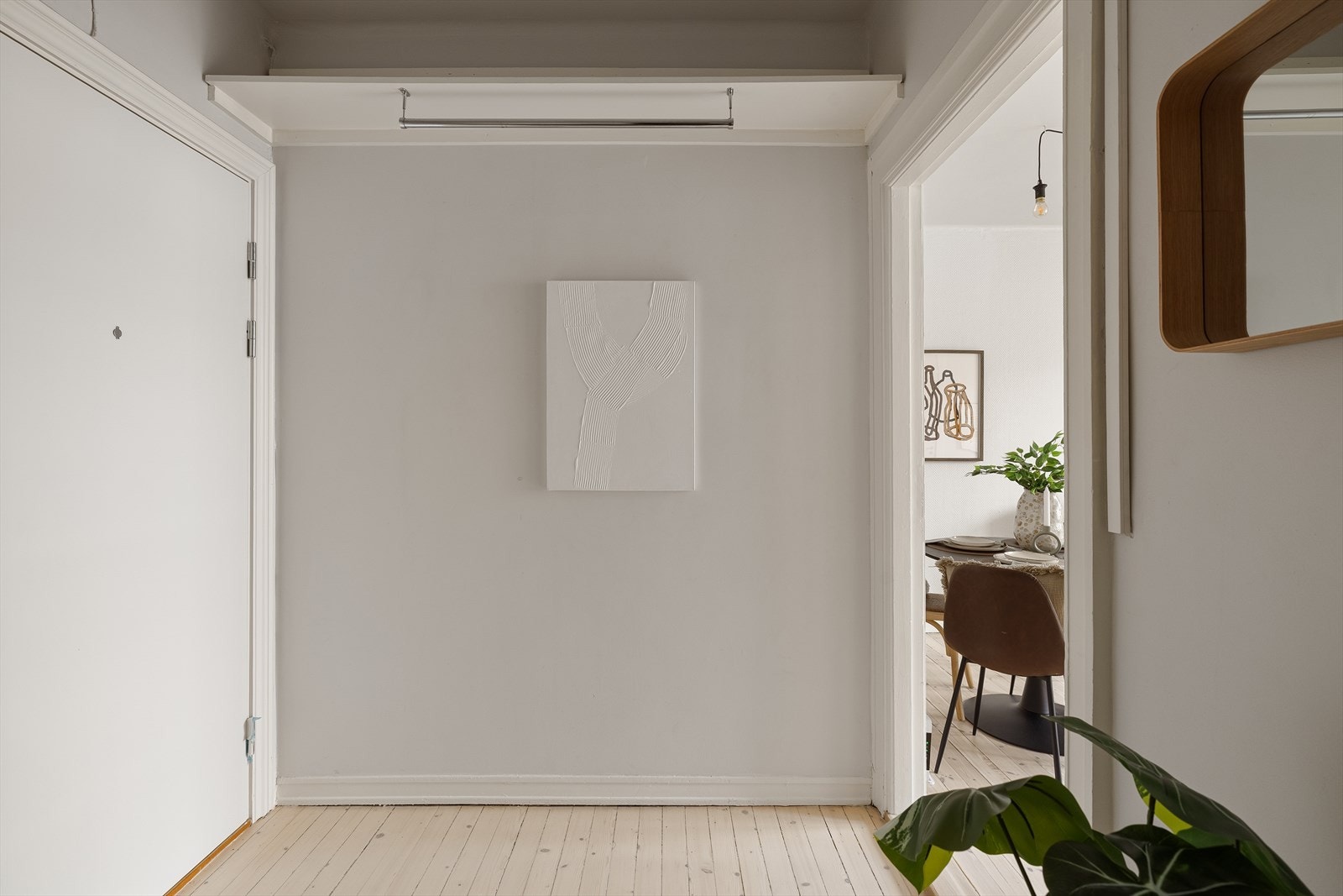Rommet har en praktisk utforming som gjør det enkelt å innrede med både garderobeløsning og oppbevaring av yttertøy og sko. Galleribilde