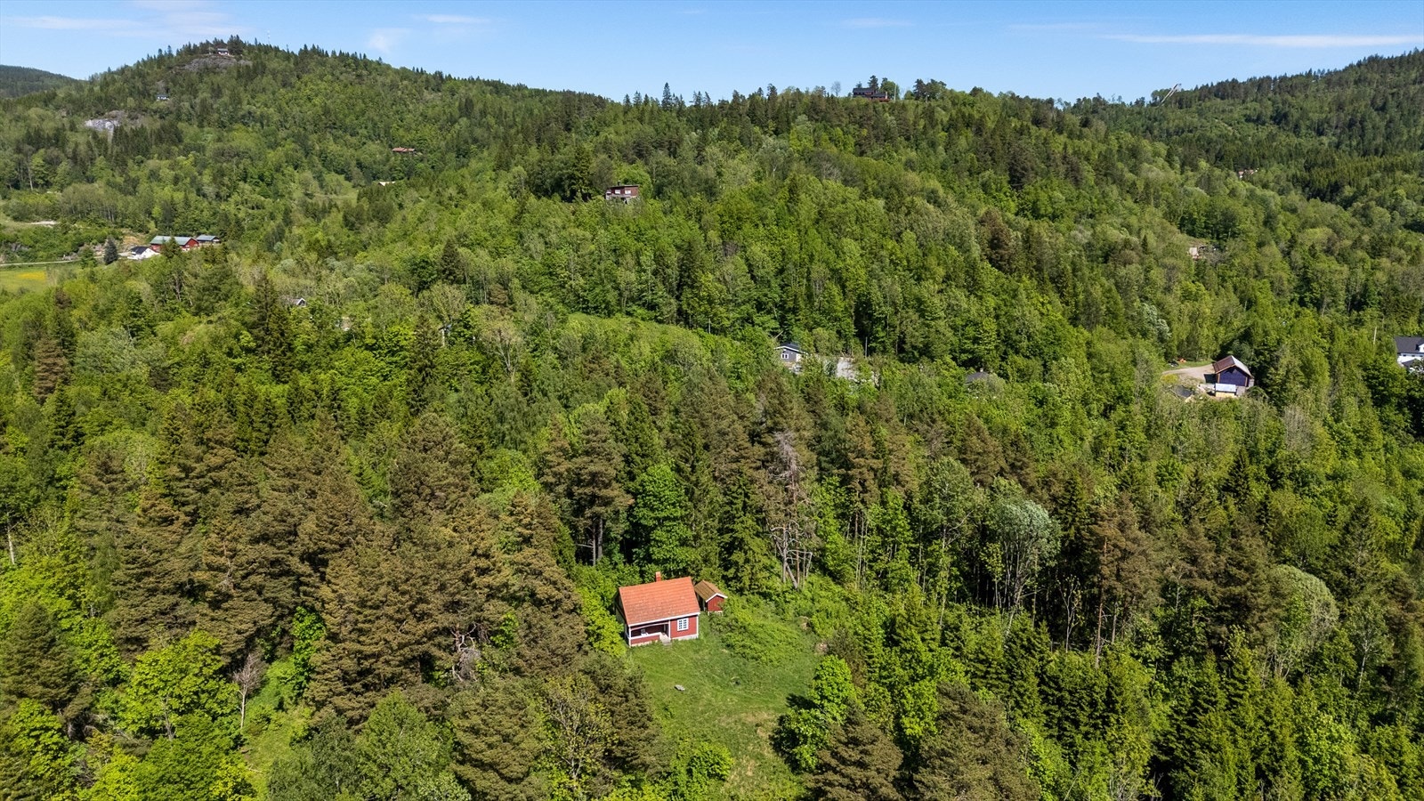 Hytten ligger skjermet for seg selv, rundt fine naturomgivelser og gode turmuligheter Galleribilde
