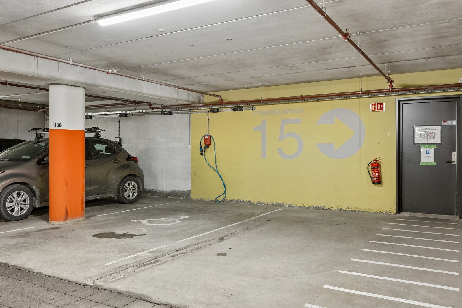 Leiligheten har tilhørende parkeringsplass i parkeringskjeller. Galleribilde