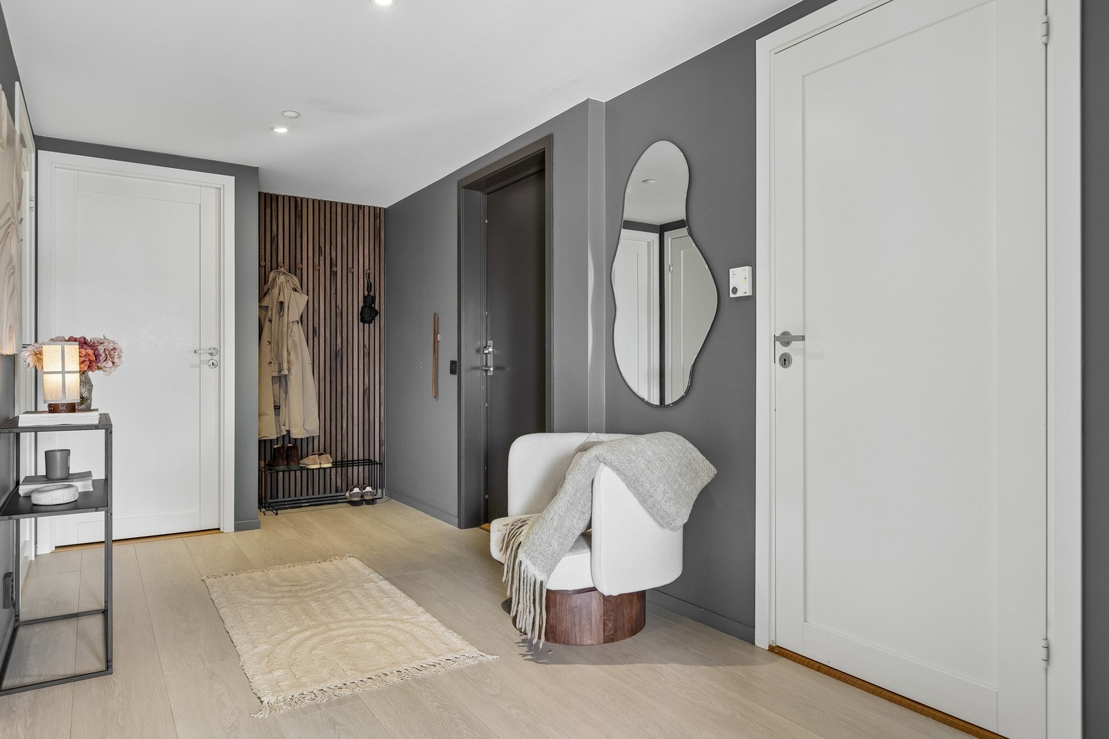 Lys og pen entré med god plass til oppbevaring av sko og yttertøy. Galleribilde