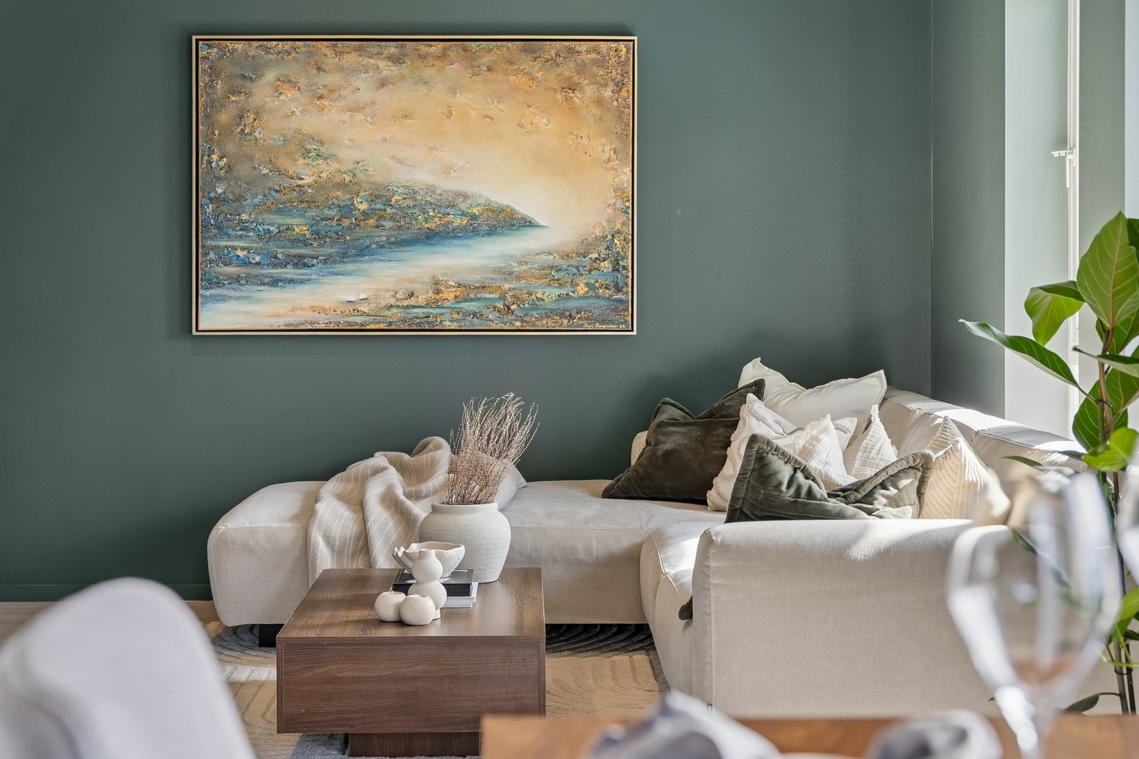 Romslig stue med god plass til sofagruppe. Galleribilde