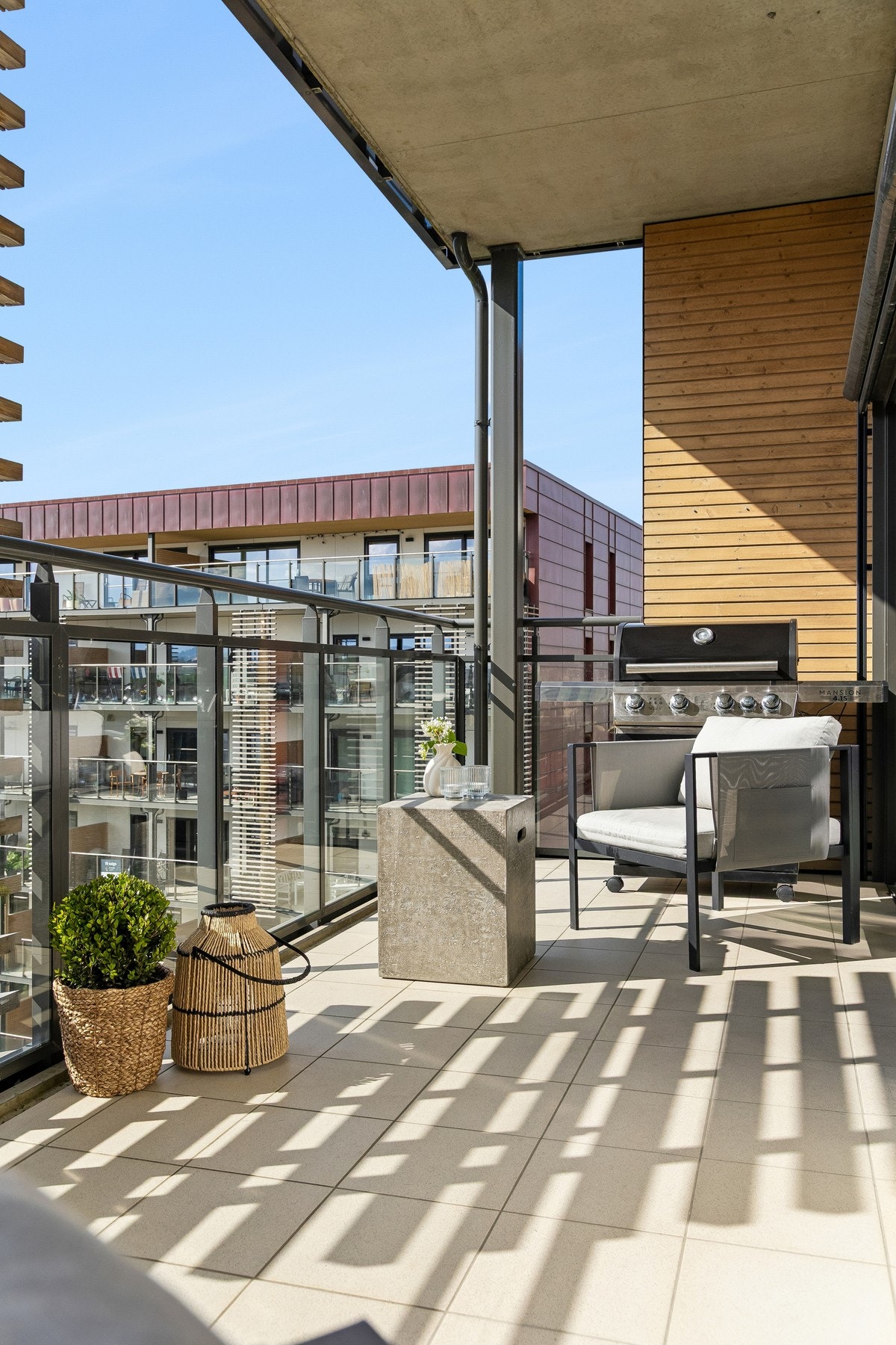 Fra balkongen får man en fantastisk utsikt over nærliggende bolig- og naturområder. Galleribilde