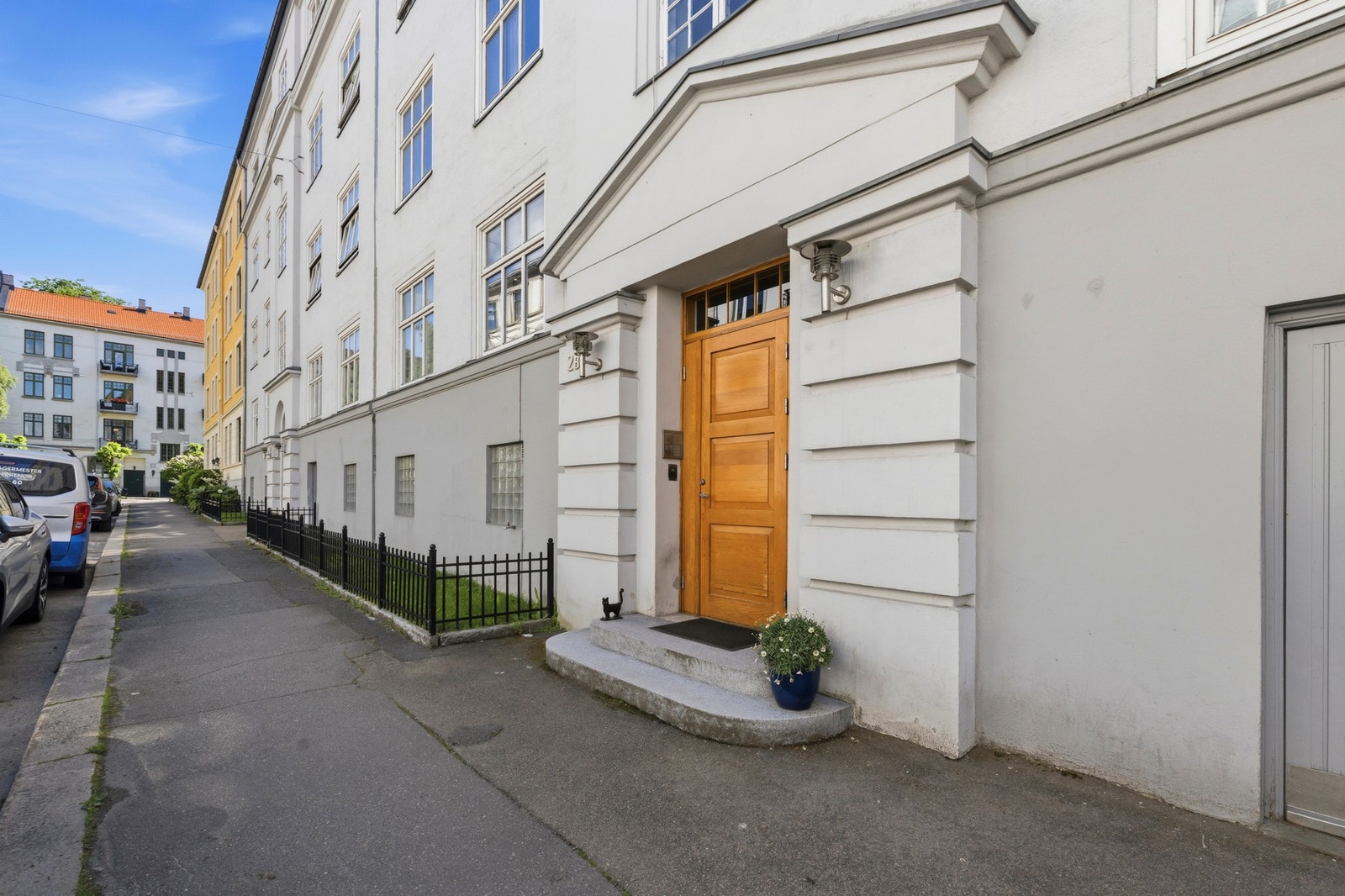 Leiligheten disponerer en bod i kjeller på ca. 9 m² samt en bod på loft på ca. 9 m². Galleribilde