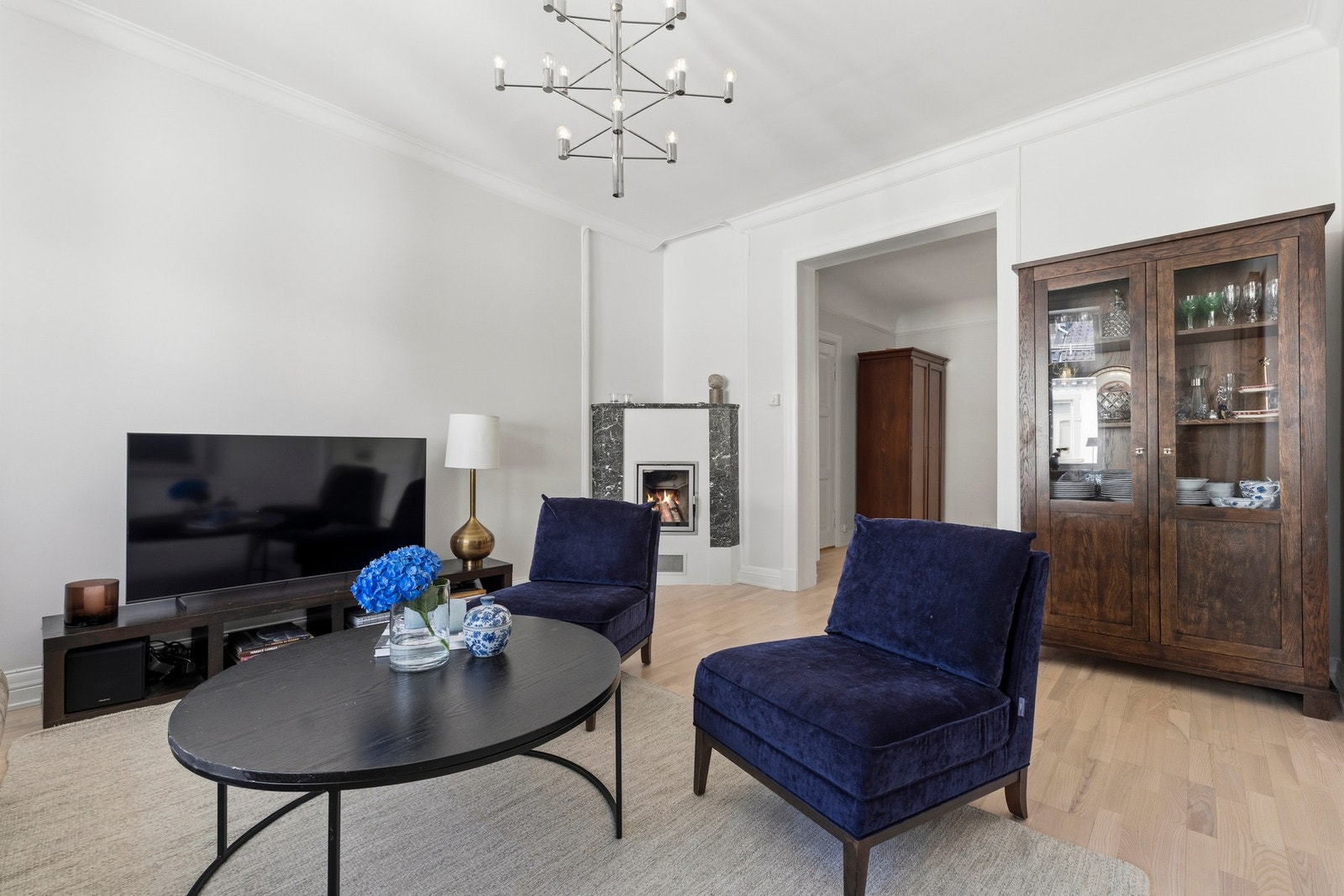 Det er gode møbleringsmuligheter i stuen, med plass til sofamøbler med tilhørende stuebord, TV-løsning, eller annet ønskelig møblement. Galleribilde