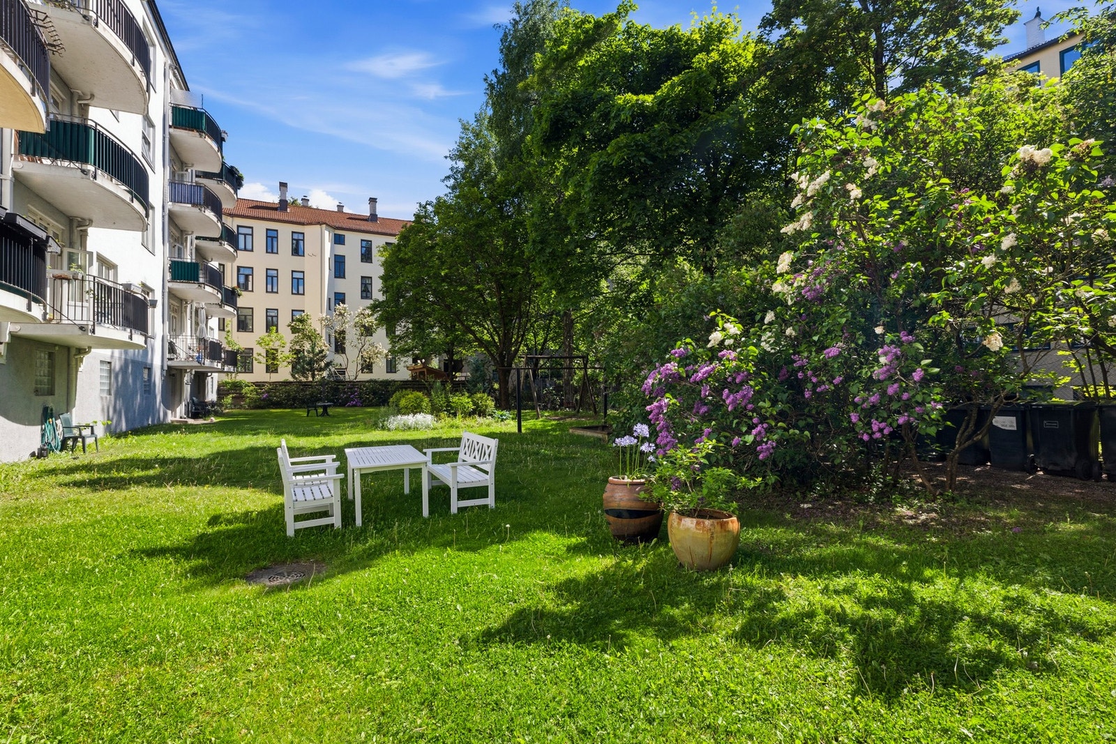 Nydelig felles hage med sitteplasser. Galleribilde