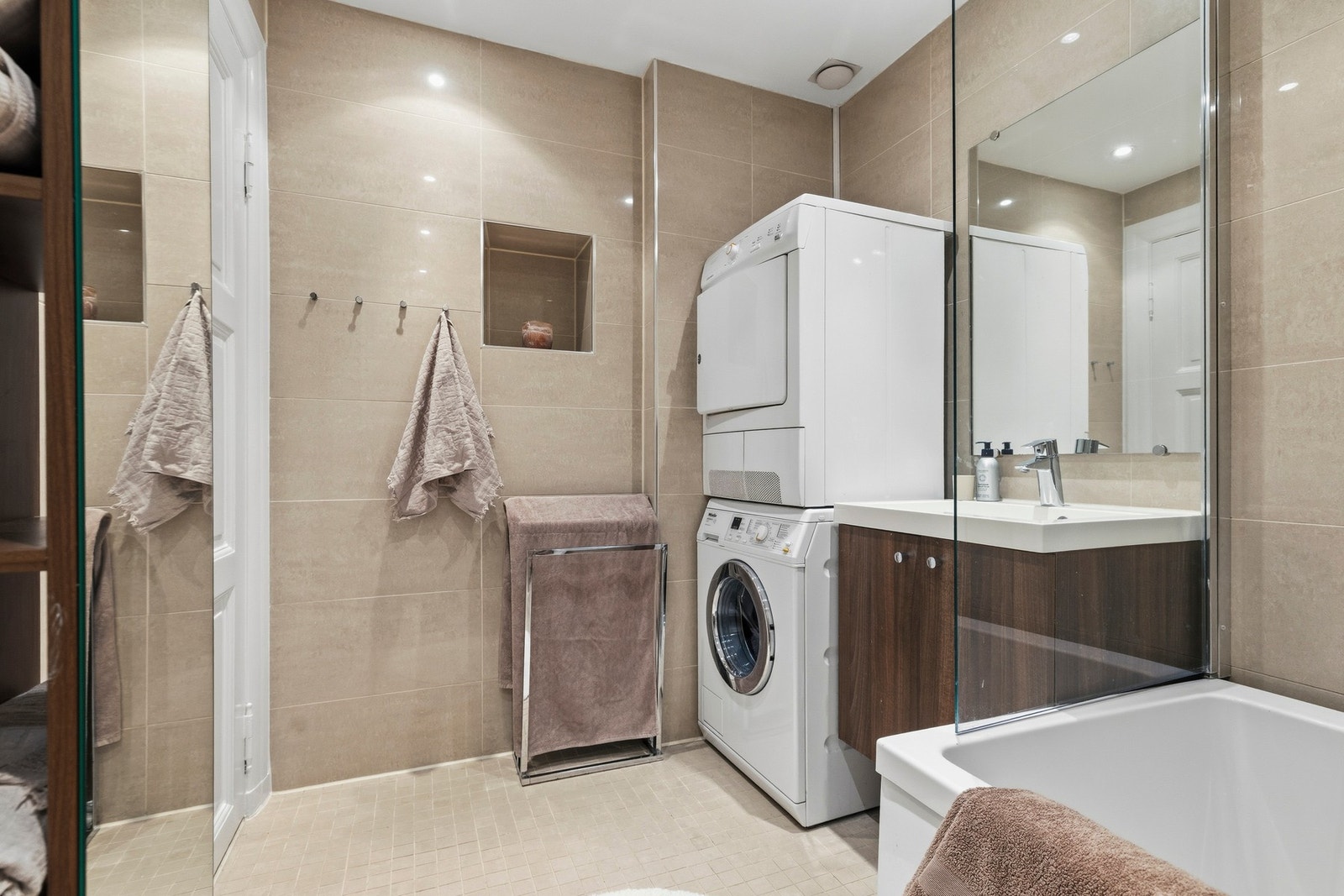 Badet har opplegg for både vaskemaskin og tørketrommel. Galleribilde