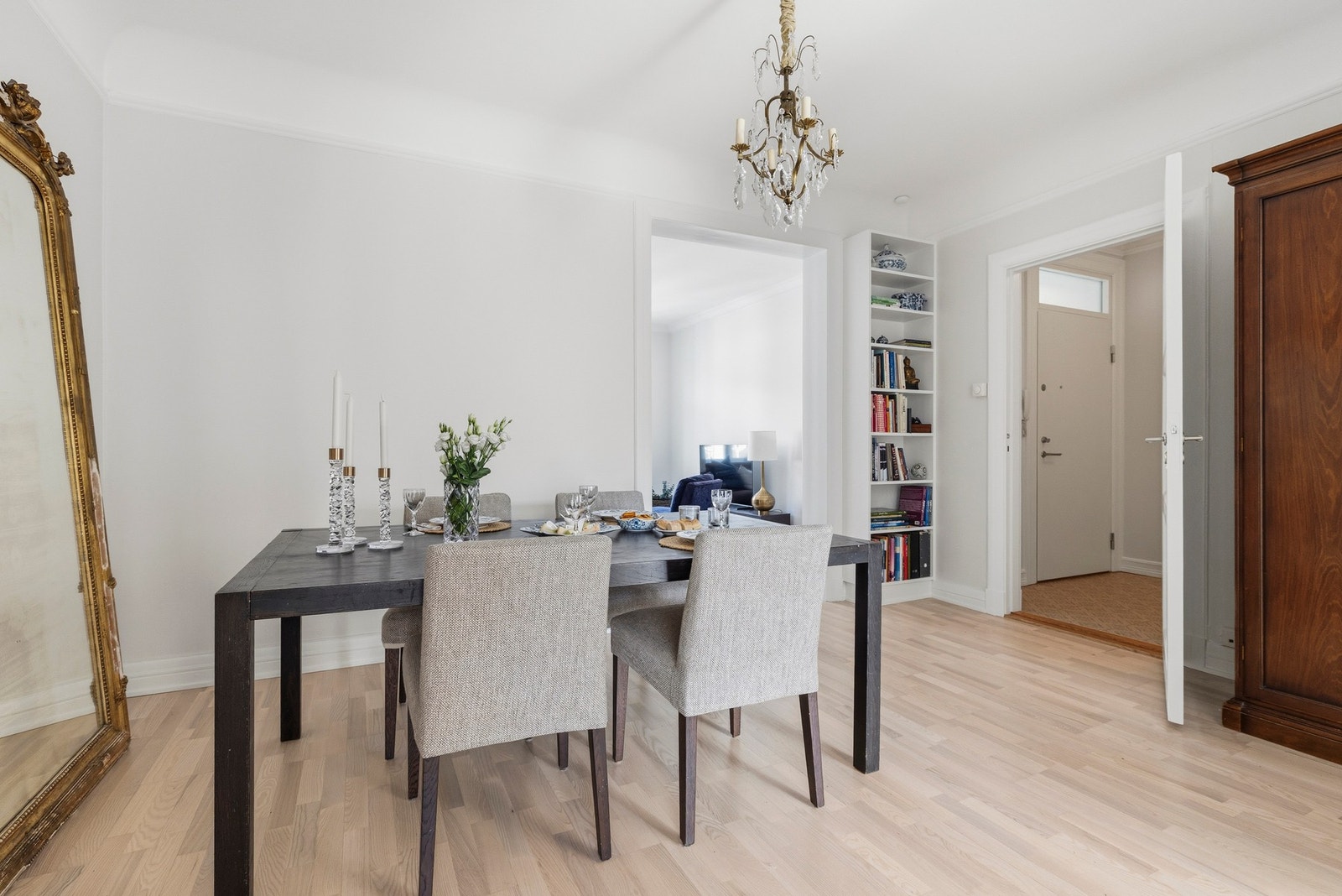 Forstuen har plass til spisebord eller annet ønskelig møblement. Galleribilde