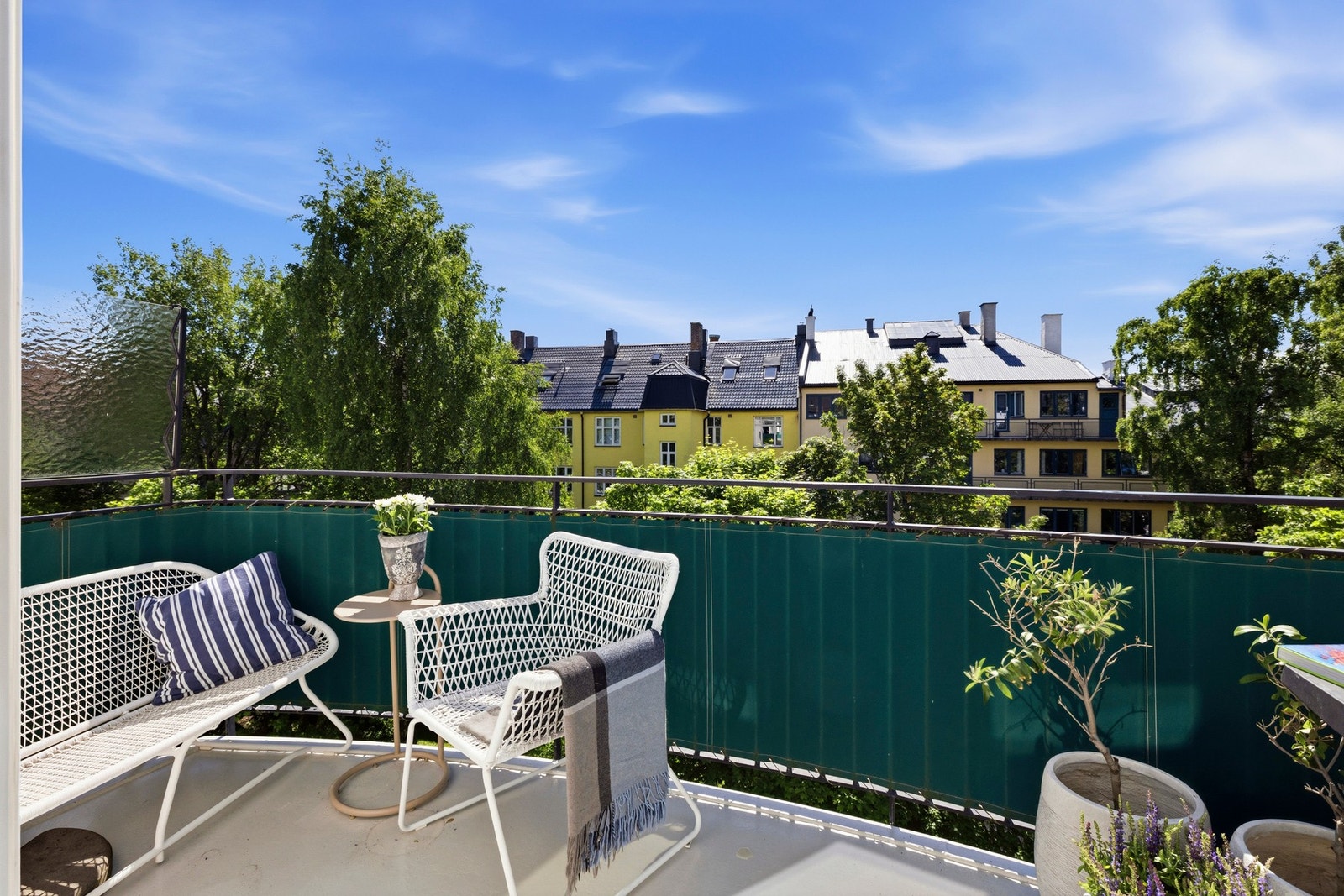 Balkongen er sydvestvendt og har gode lys og solforhold. Galleribilde
