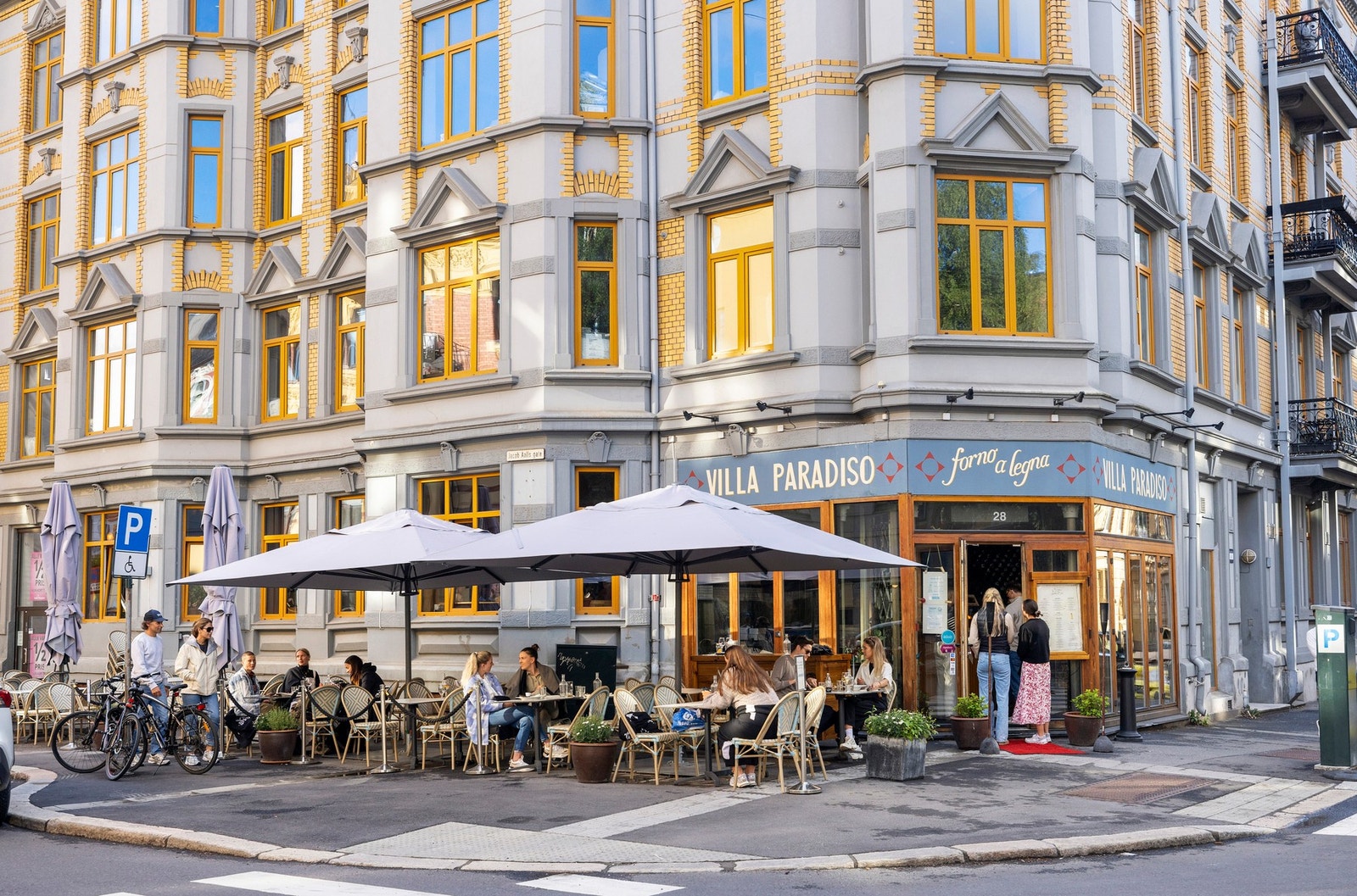 Området byr også på et variert utvalg av kaféer, restauranter og hyggelige møteplasser. Blant de populære serveringsstedene i nærområdet finner du blant annet Villa Paradiso, Yum Cha, Kaffebrenneriet og flere andre restauranter og kaffebarer innen kort ga Galleribilde