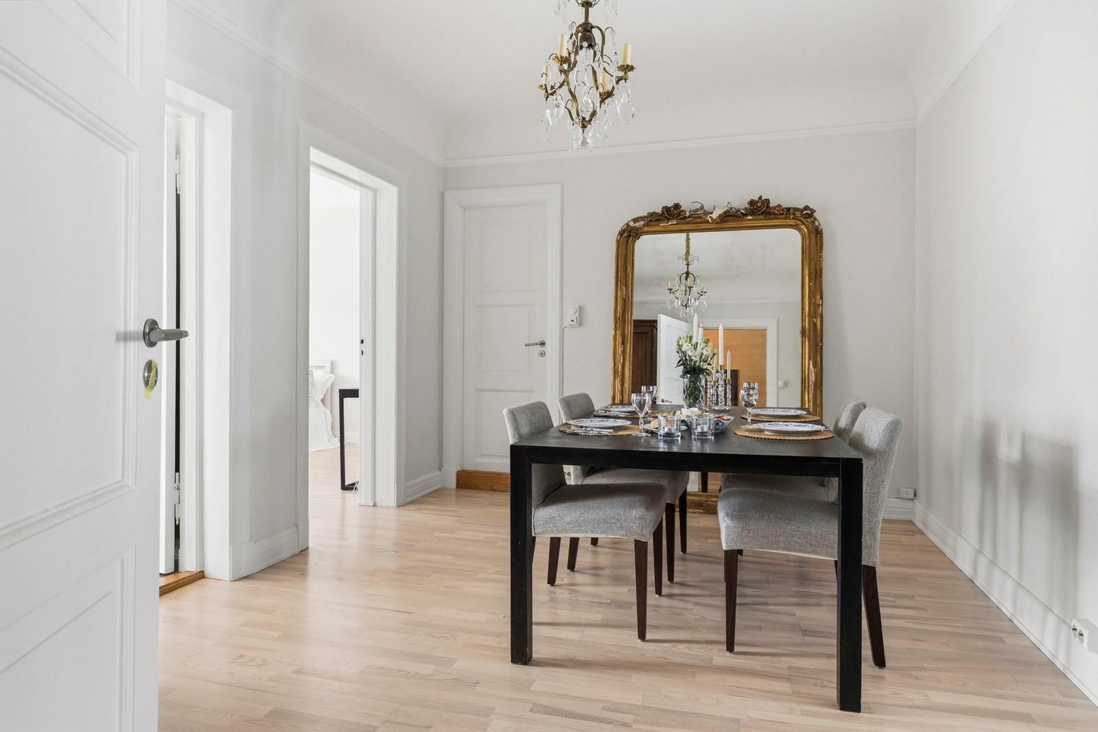 Fra forstuen er det adkomst til kjøkkenet. Galleribilde