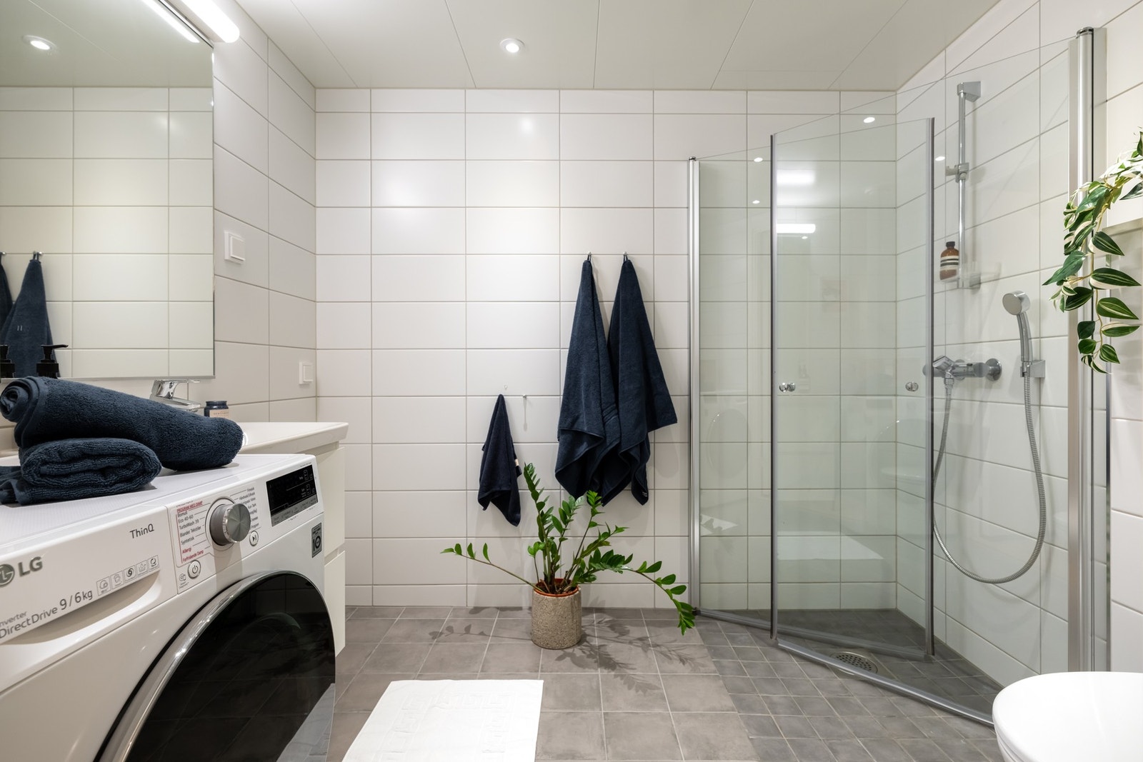 Boligens baderom er pent, flislagt og har vannbåren varme i gulv samt downlights i himling. Galleribilde
