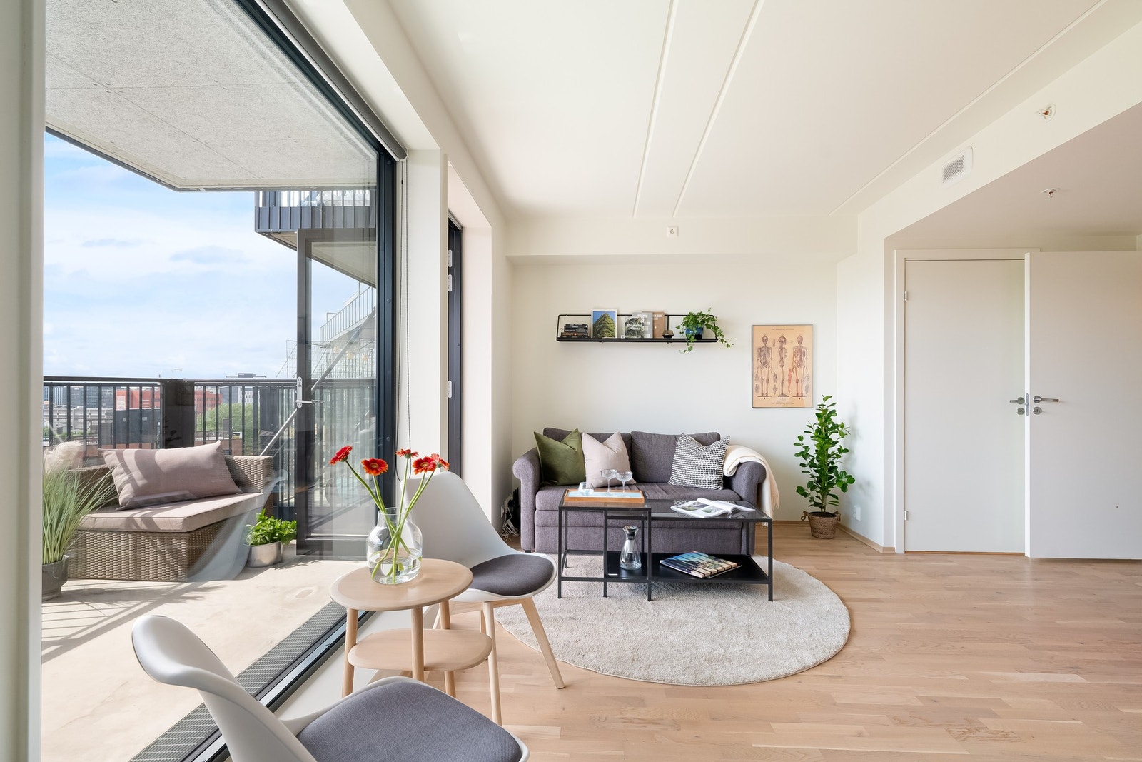 Rommet har fine møbleringsmuligheter med plass til sofa, salongbord og tilhørende mediemøblement. Galleribilde