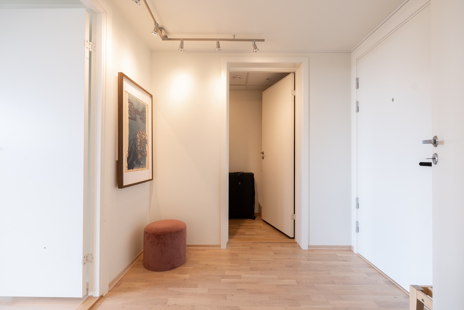 Her er det god plass til blant annet knaggrekker, speil og kommode Galleribilde