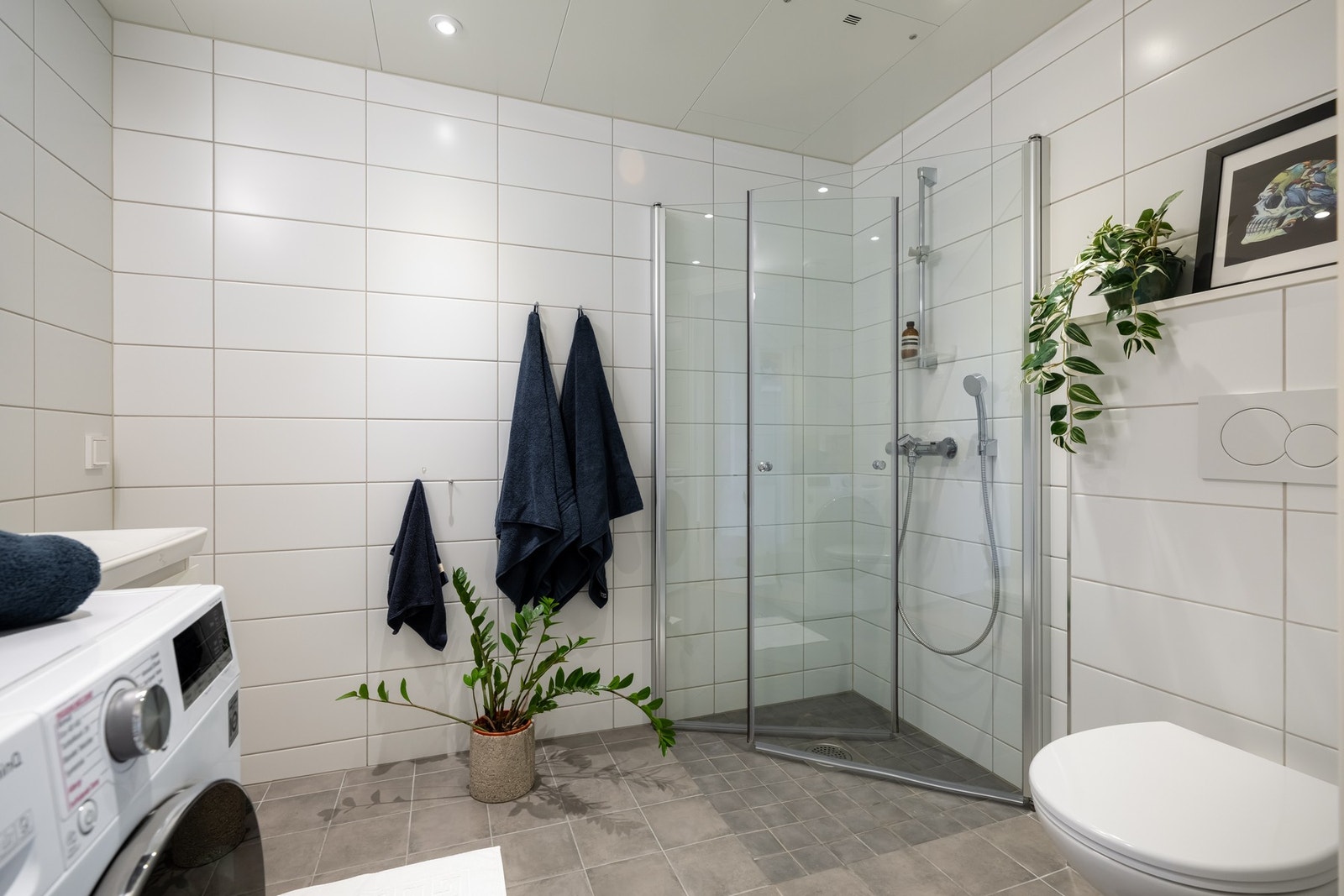 Badet har opplegg for vaskemaskin og plass til tørketrommel. Galleribilde
