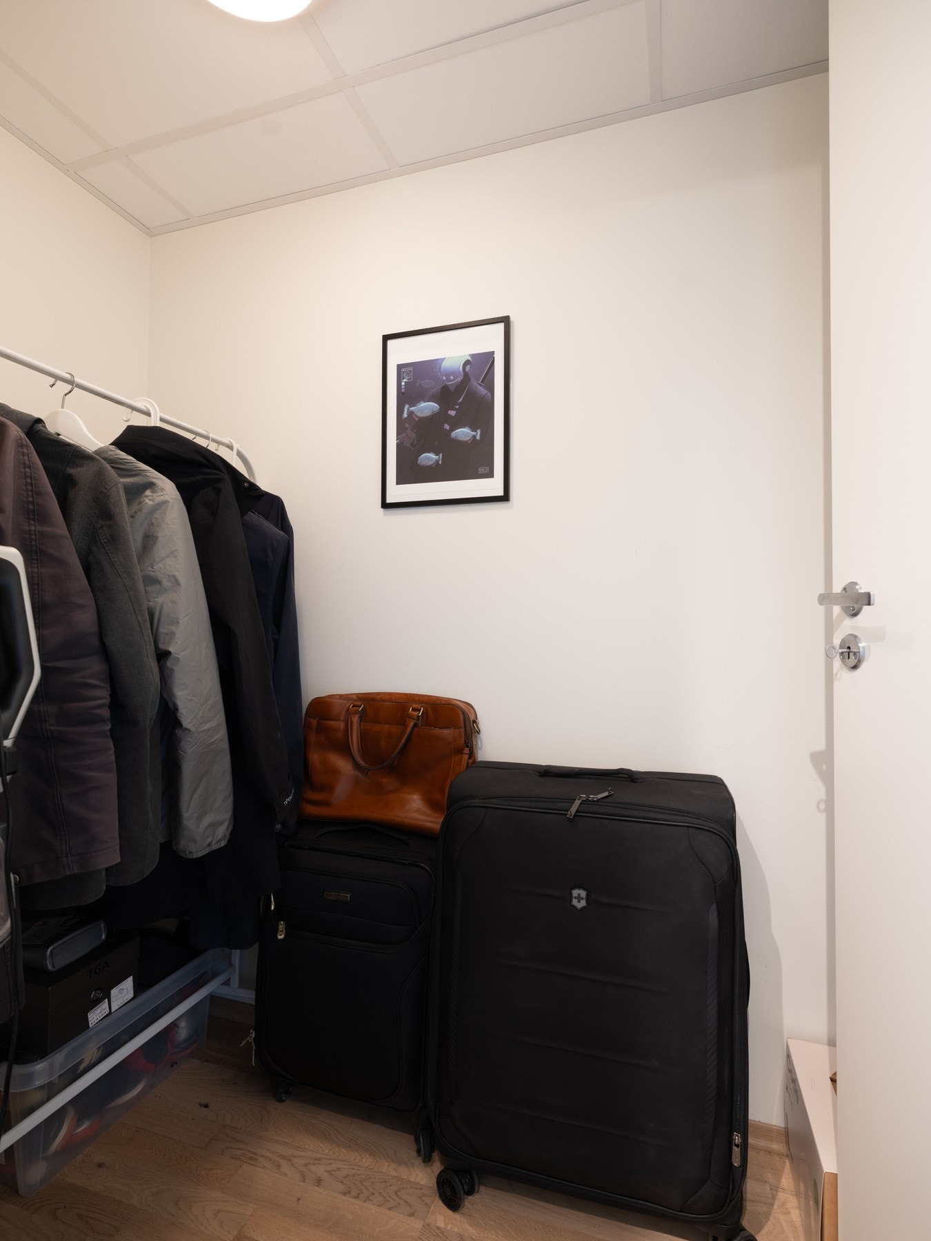 I tilknytning til entréen er det en praktisk innvendig bod som gir godt med lagringsplass for yttertøy og annet. Av ekstern lagring medfølger det en bod i kjelleretasjen på 3 kvm. Galleribilde