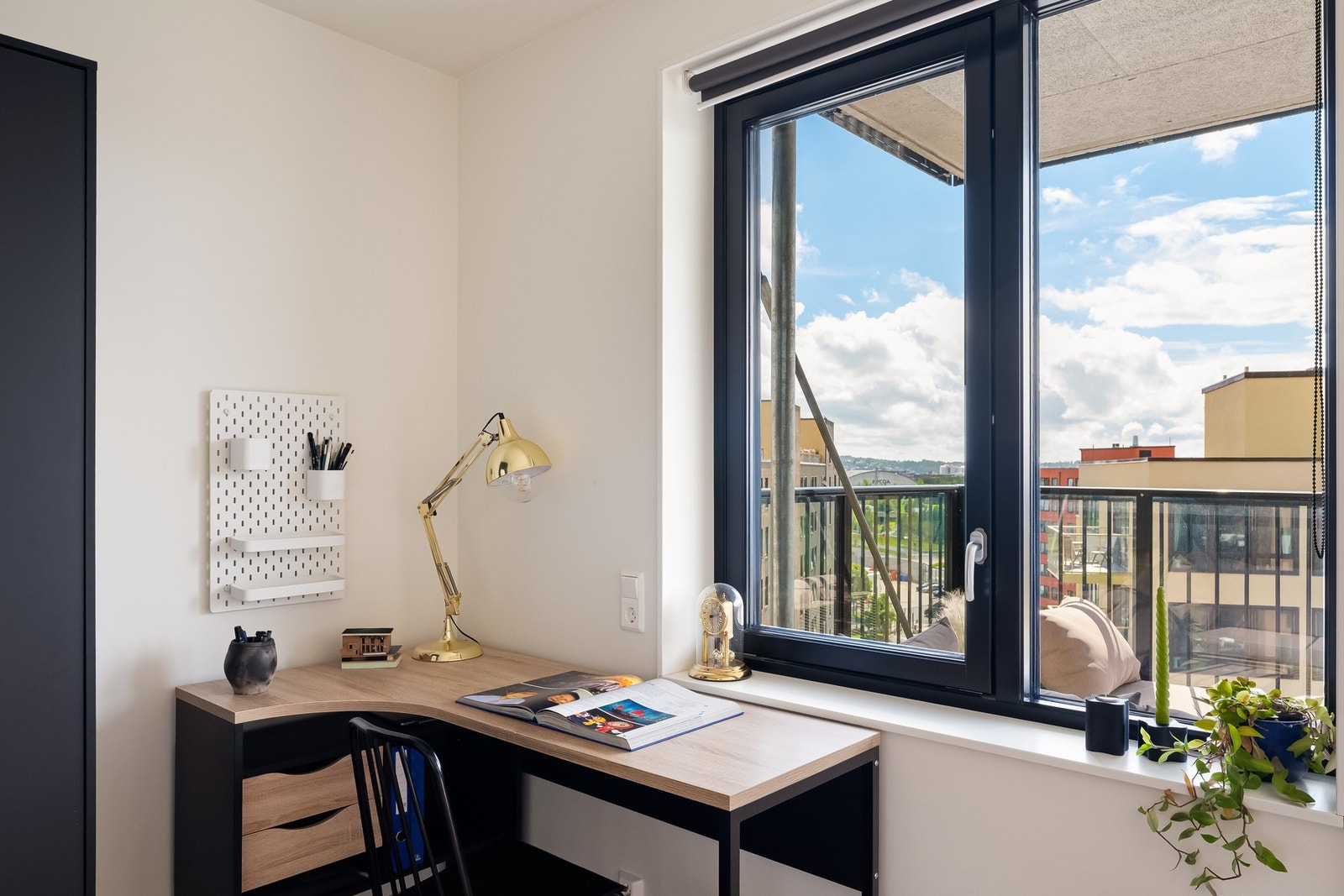 På soverommet er det også naturlig plass til skrivebord ved vinduet. Galleribilde