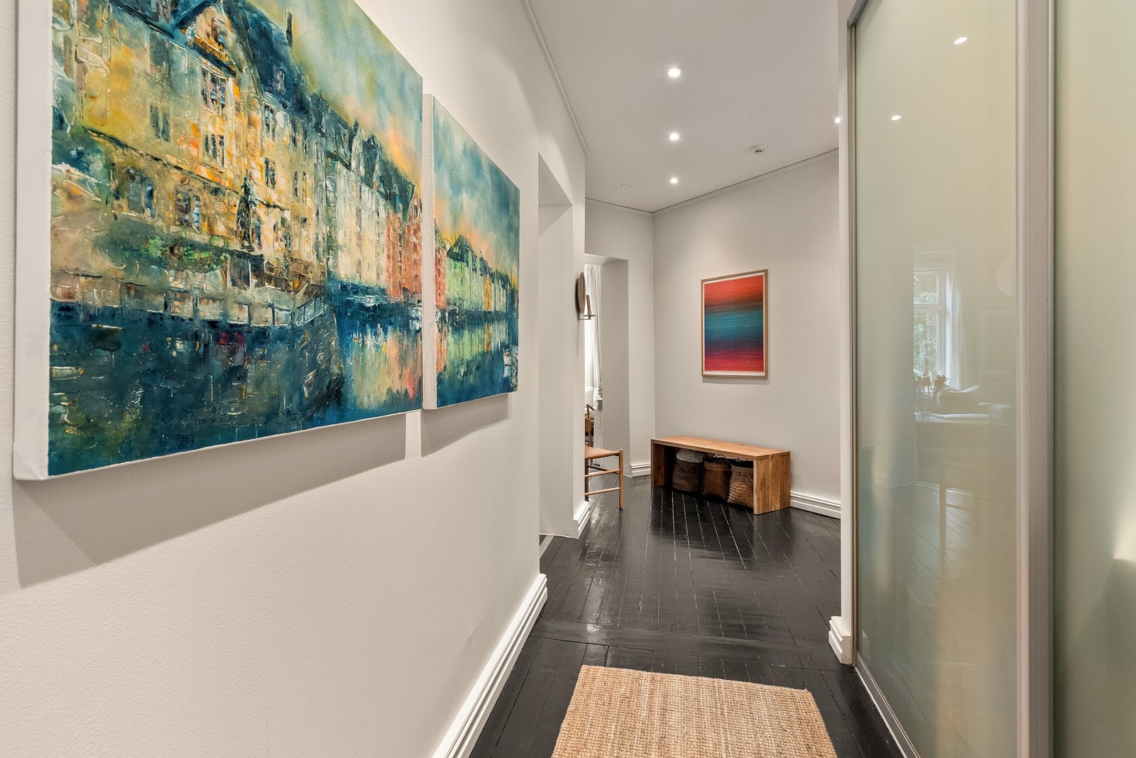 Himlingen er nedsenket med downlights. Galleribilde
