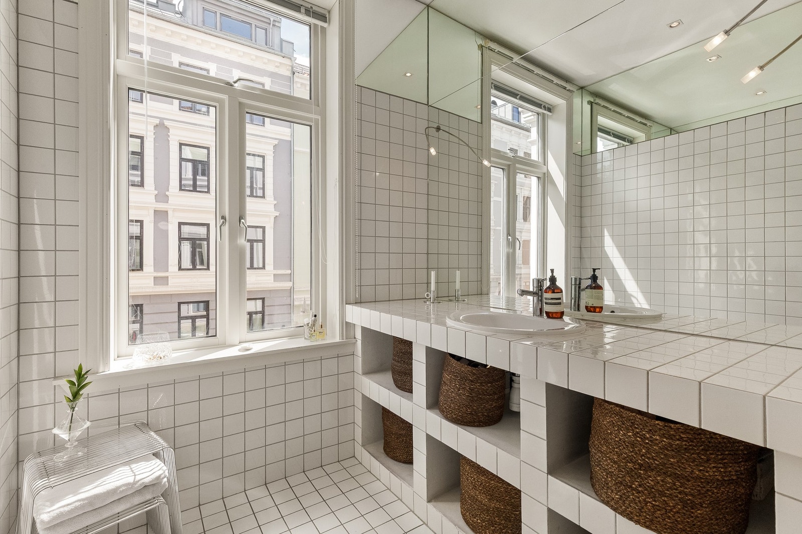 Vinduet gir godt med naturlig dagslys, økt romfølelse og mulighet for naturlig ventilasjon. Galleribilde
