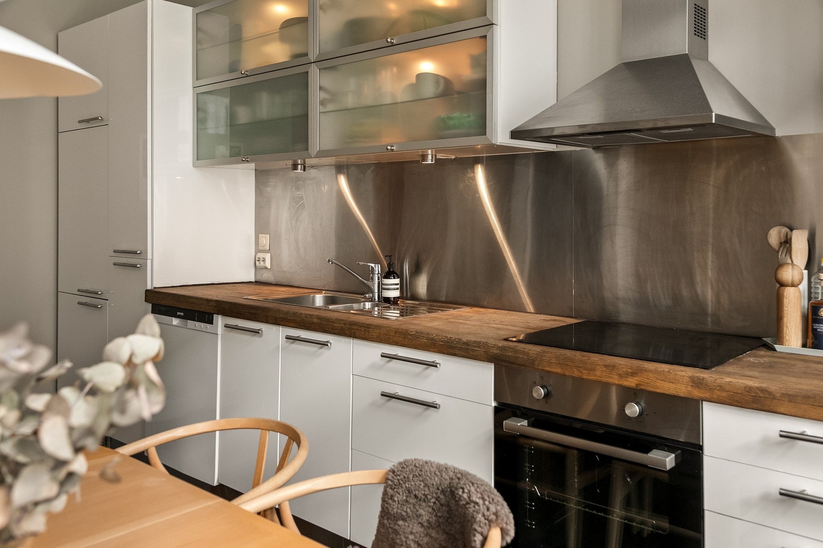 Innredningen har glatte, hvite fronter kombinert med heltre benkeplate som tilfører varme og karakter til rommet. Galleribilde